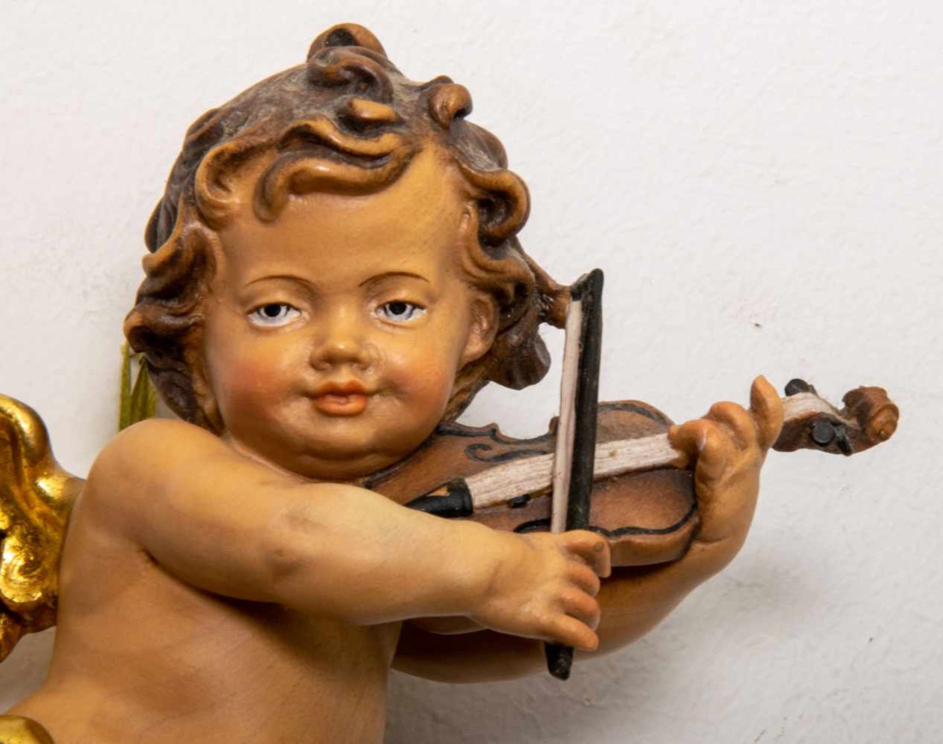 "Kleiner Schwebeengel mit Violine" - detailreiche Holzschnitzerei, alpenländisch/süddeutsch 20./ - Image 4 of 4