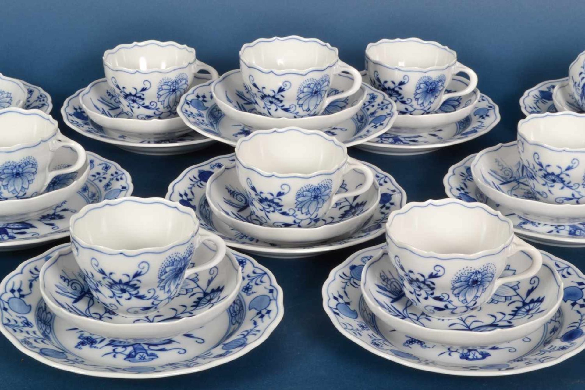 12 dreiteilige Kaffeegedecke ( 1 Tasse fehlt), Meissen, Schwertermarke, bestehend aus 11 Tassen, - Bild 2 aus 5