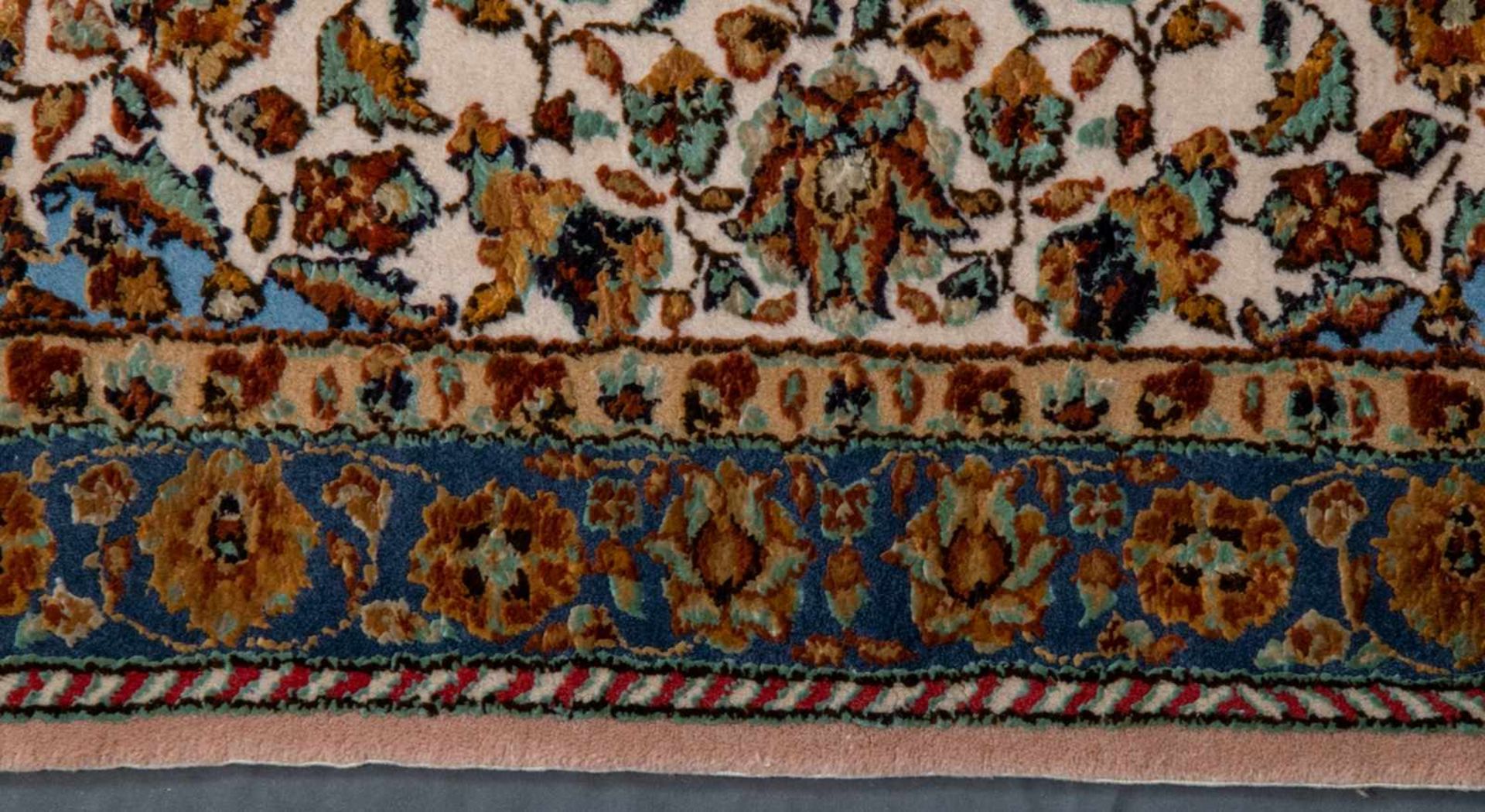 Kleine, iranische Teppichbrücke, heller Fond mit versch. Florhöhen, zentrales Medaillon. Ca. 63 x 90 - Bild 5 aus 9