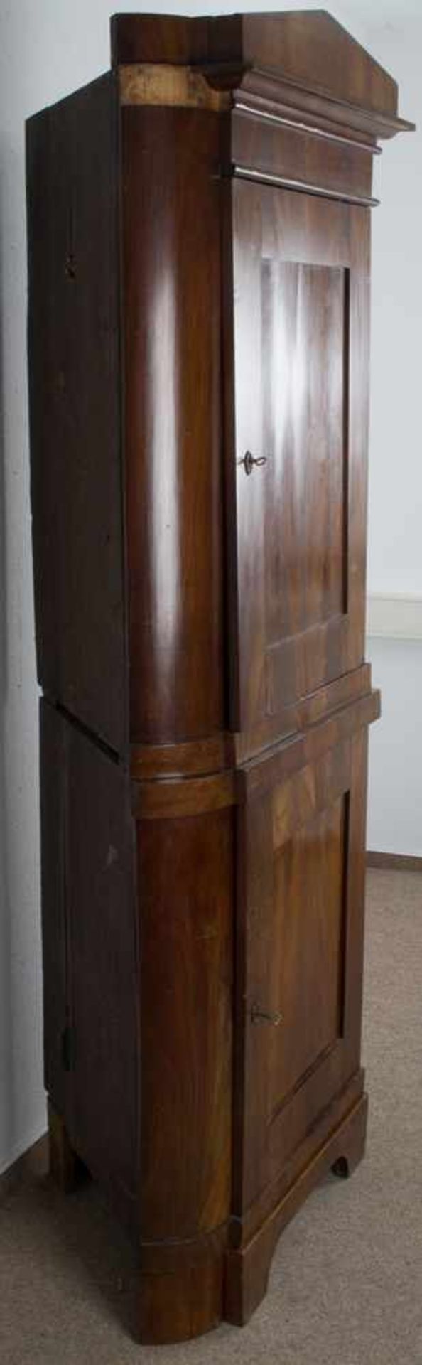 Eckschrank. Norddeutsches Biedermeier um 1820/30. Mahagoni massiv & furniert, zweitüriger Korpus. - Bild 3 aus 12