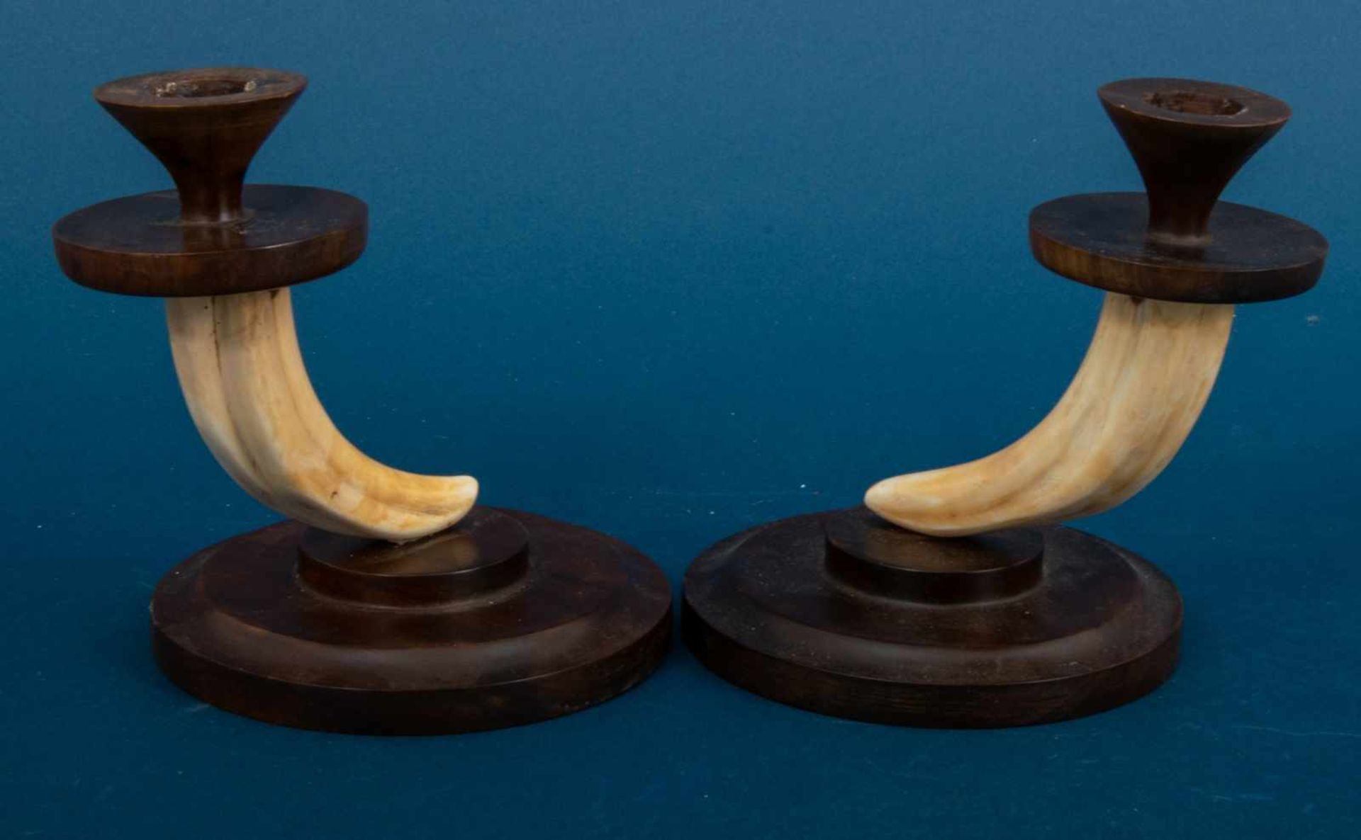 3teiliges "jagdlicher" Tischschmuck-Konvolut, bestehend aus einem Paar einflammiger "Zahn"- - Bild 7 aus 9