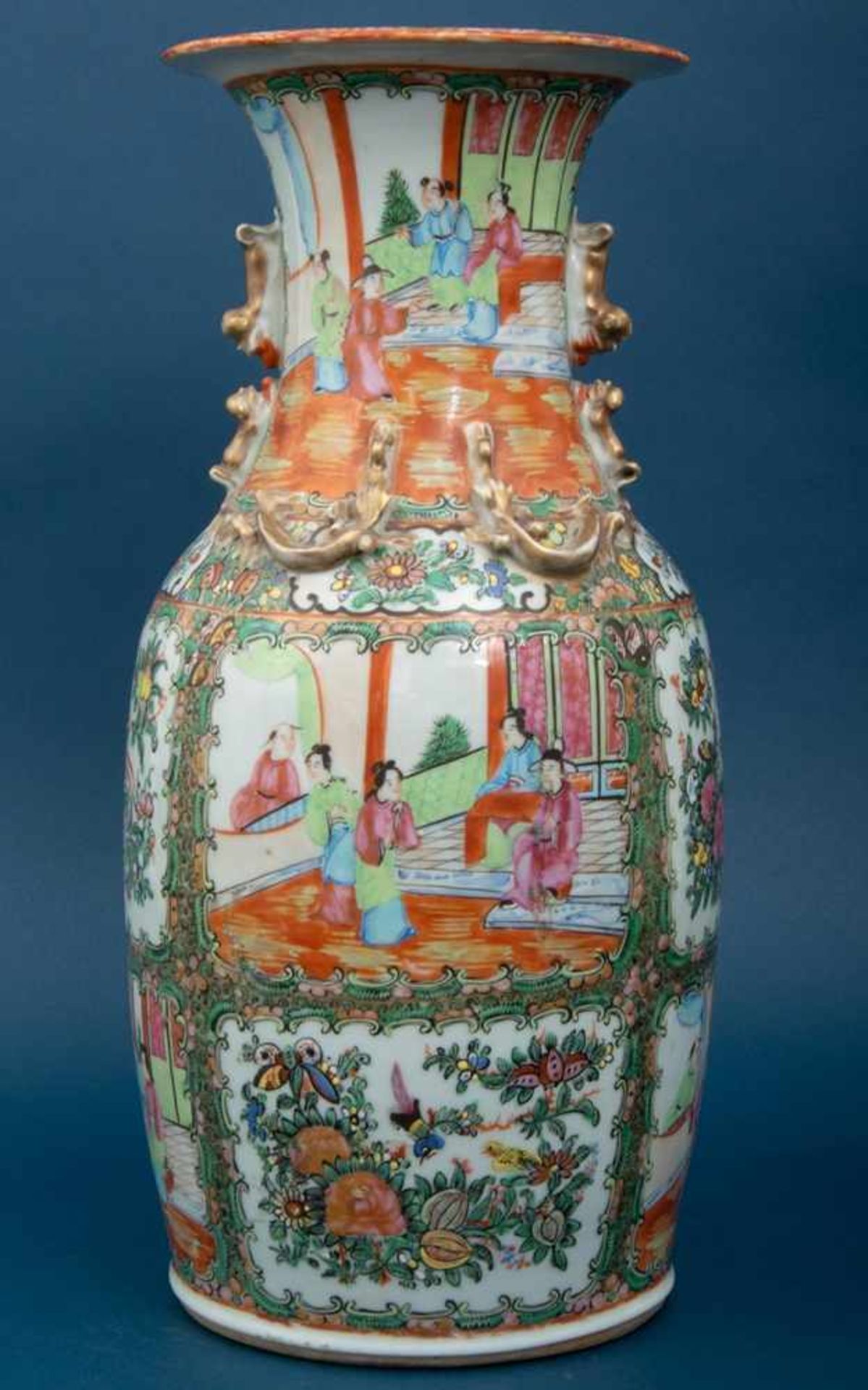 Zwei sehr ähnliche Vasen, China, Export-Porzellan (1 x) mit Pseudo-Kiang Xi 4Zeichen-Marke, um 1900. - Image 6 of 13