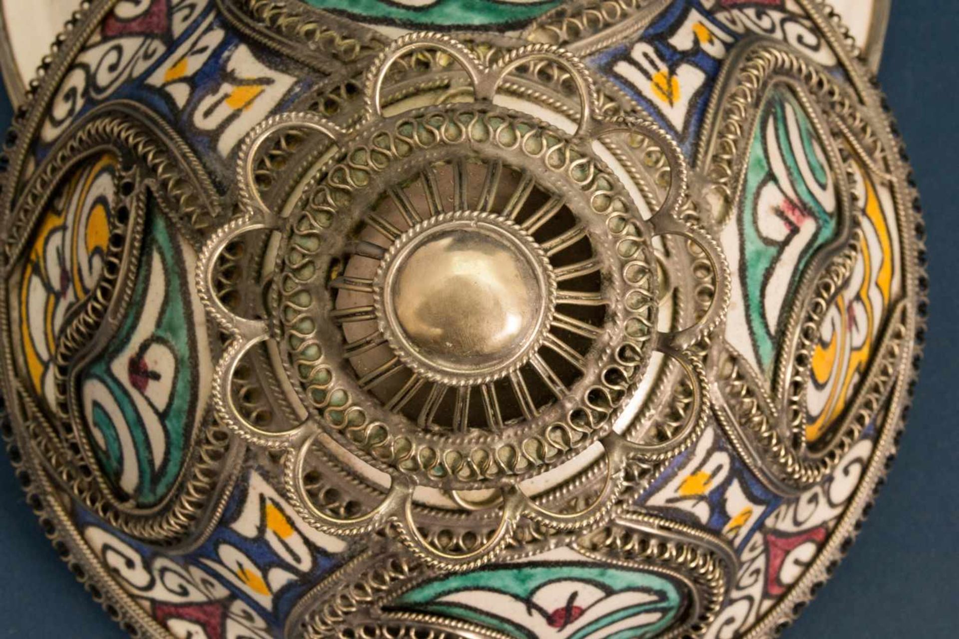 Orientalisches Deckelgefäß, polychrom staffierte, glasierte Keramik mit aufwändig gestaltetem, - Bild 11 aus 16
