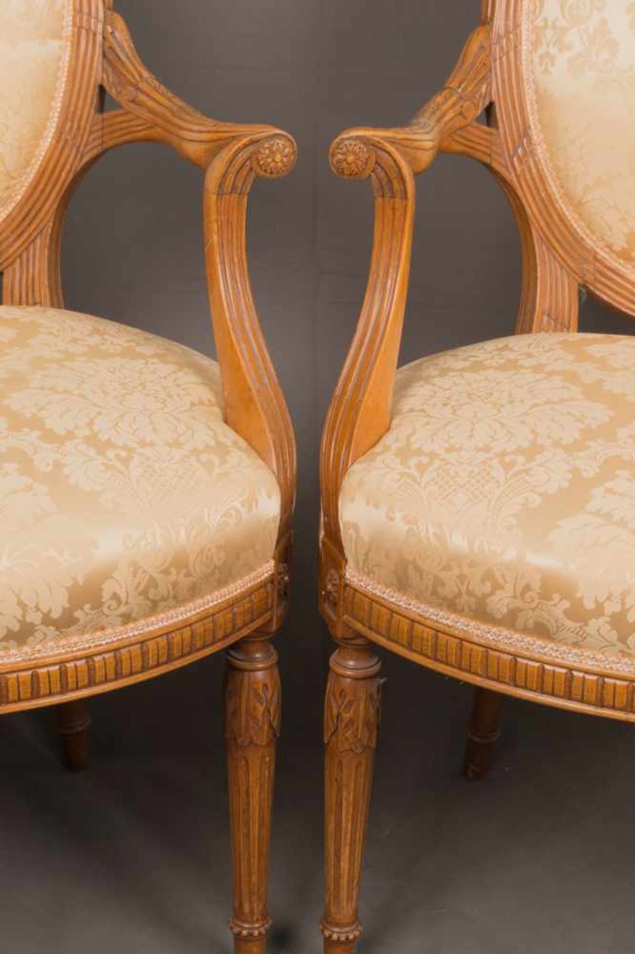 Paar feiner französischer Louis XVI Armlehnstühle, sog. "Fauteuils", nussbaumfarbenes Hartholz. Sitz - Bild 3 aus 21