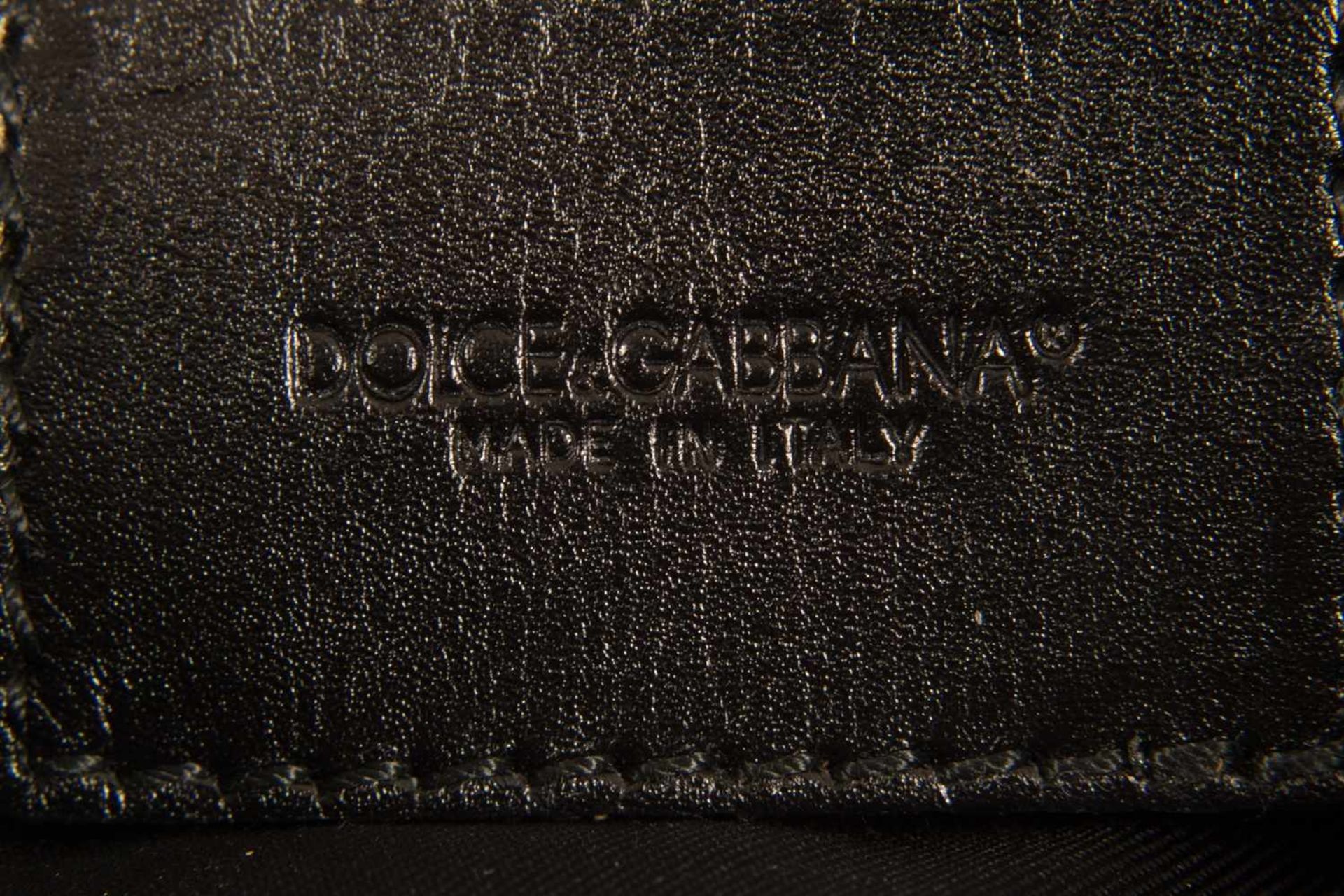 "DOLCE & GABBANA". Unterarmtasche/Clutsch, schwarzes Leder mit teilweise graviertem - Bild 9 aus 10