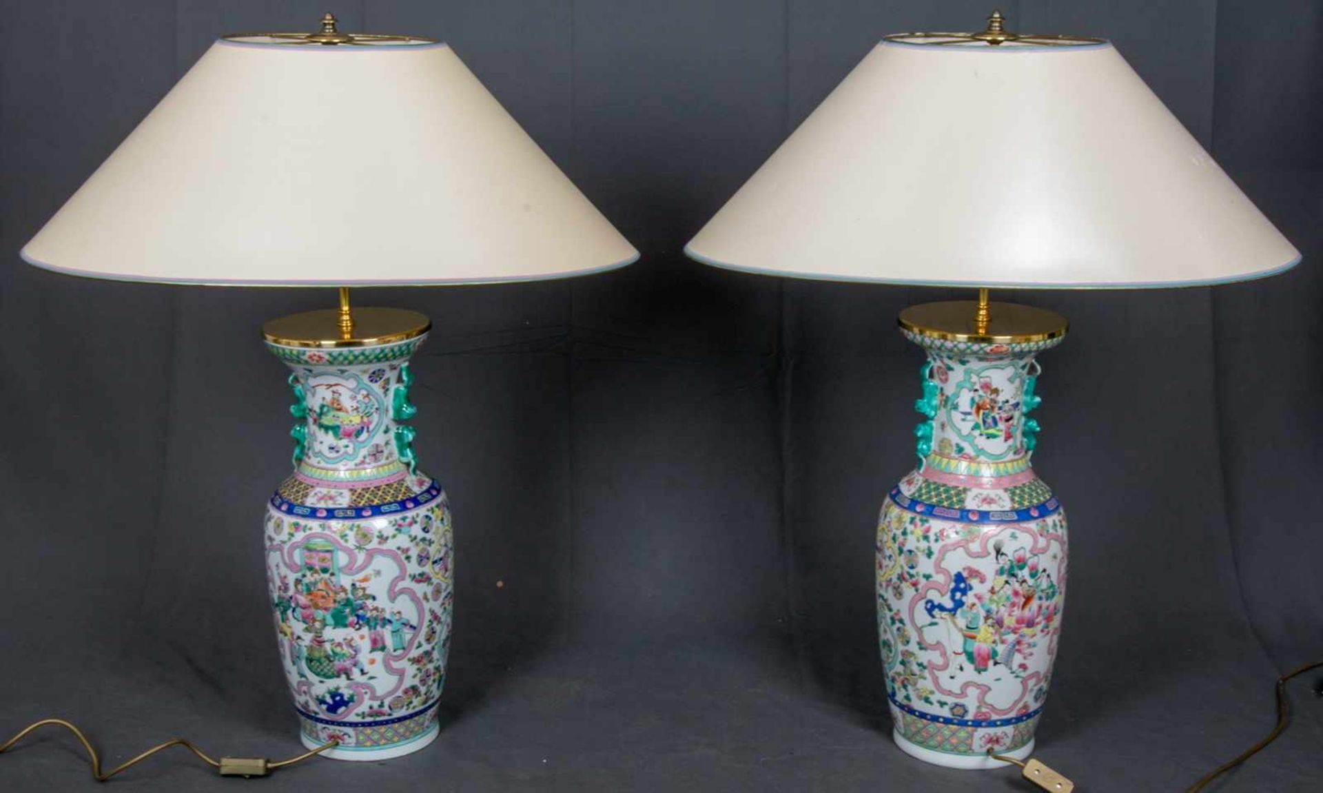 Paar dekorativer Tischlampen, hohe, bauchige Tischvasen, Weißporzellan mit polychromer - Bild 8 aus 13
