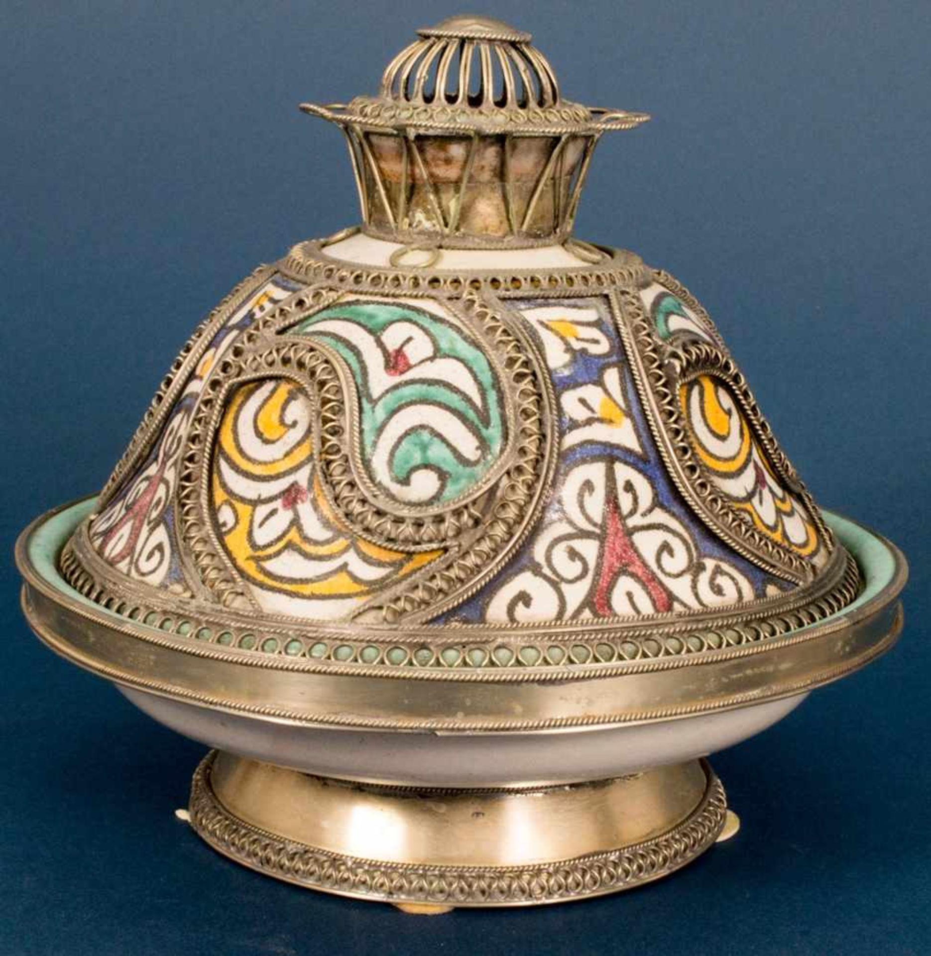 Orientalisches Deckelgefäß, polychrom staffierte, glasierte Keramik mit aufwändig gestaltetem, - Bild 4 aus 16