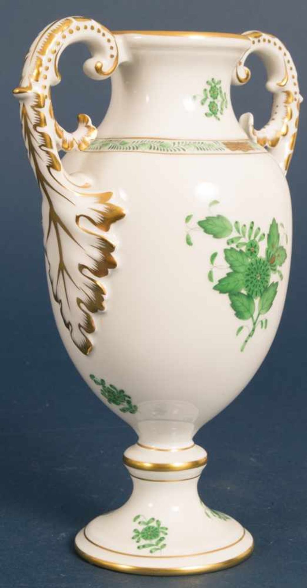Dekorative Urnenhenkelvase. Herend Weißporzellan mit handgemaltem Apponyi-Dekor in Grüntönen & - Image 4 of 7