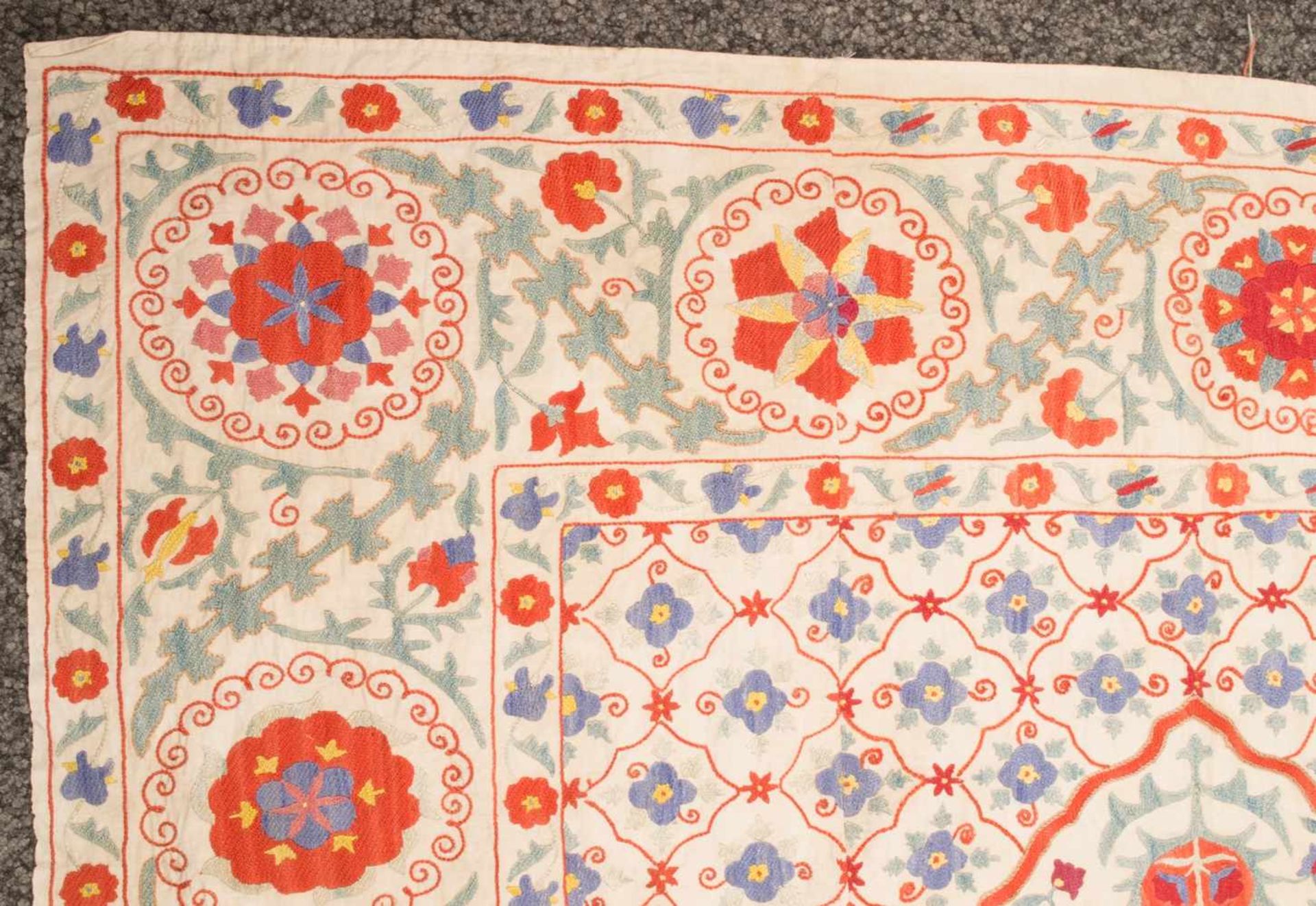 Alte oder antike Suzani - Stickerei, Usbekistan 19. oder 20. Jhdt., ca. 196 x 142 cm. Schöner, - Image 4 of 12