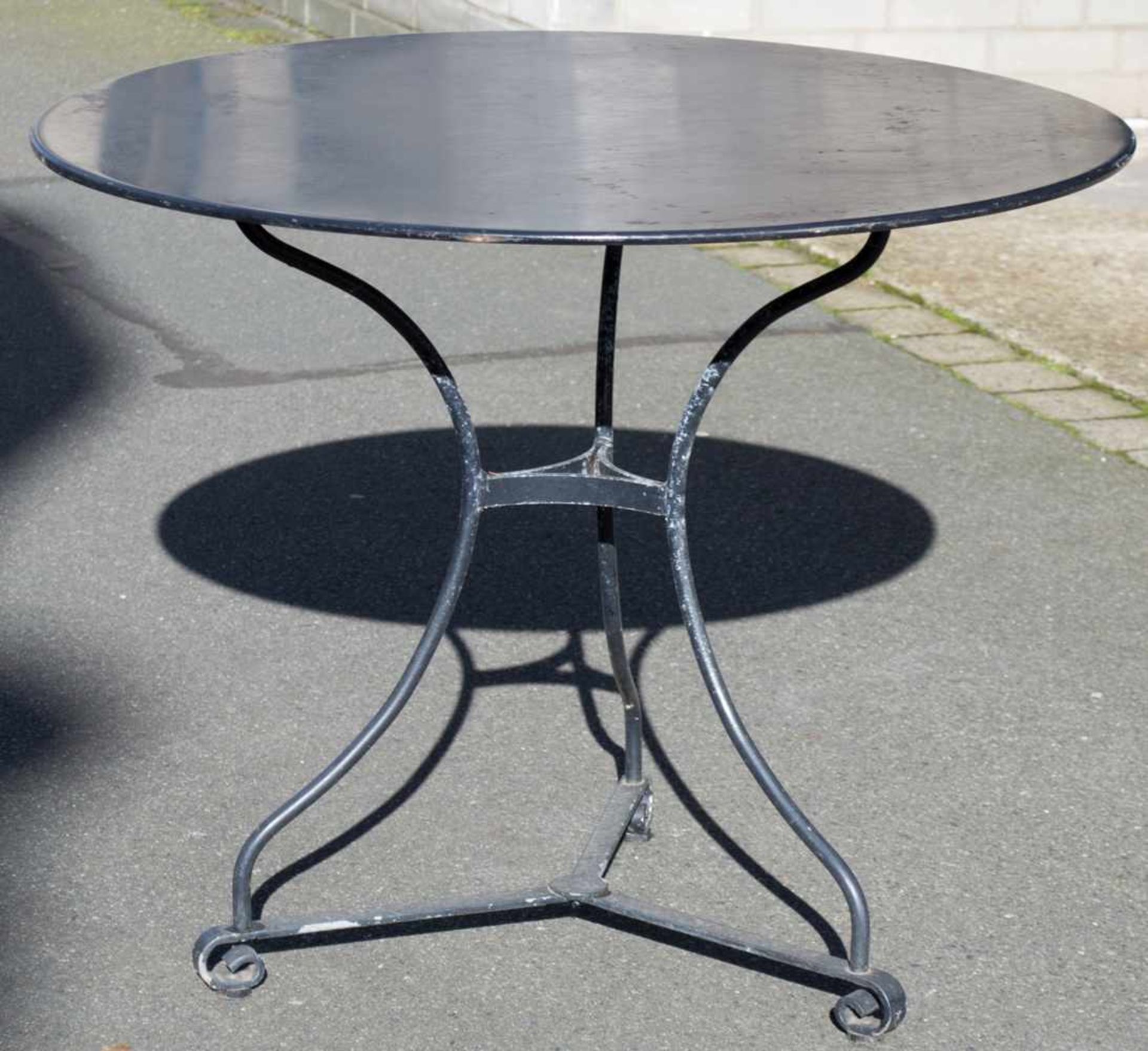 Runder Gartentisch, Eisen schwarzlackiert, Höhe ca. 72 cm, Durchmesser ca. 90 cm. Guter - Bild 2 aus 6