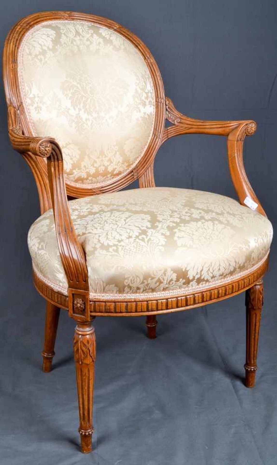 Paar feiner französischer Louis XVI Armlehnstühle, sog. "Fauteuils", nussbaumfarbenes Hartholz. Sitz - Bild 17 aus 21