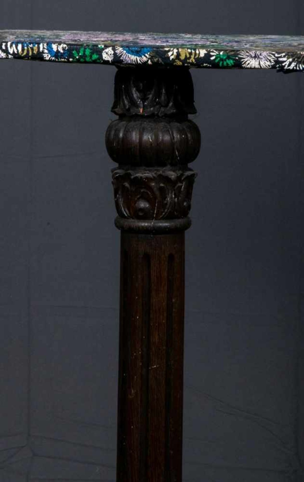 Säulenartiger Beistelltisch, z. B. für eine Büste o. ä., geschnitzter Holzfuß, dunkel gebeizt, - Bild 3 aus 5