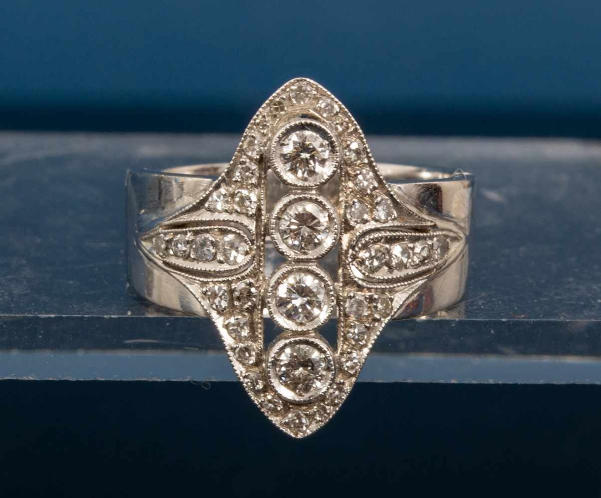 Prächtiger 750er Weißgold-Ring mit reichem Diamantbesatz im Brillantschliff (Brillantbesatz) im - Bild 9 aus 9