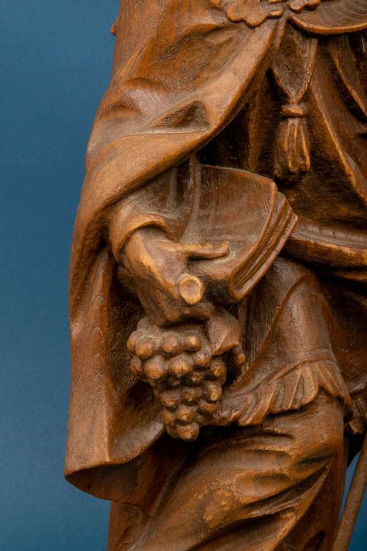 "Heiligenfigur / Kardinal", ungefasste alpenländische Holzschnitzarbeit, mehrteilige Fertigung; - Bild 6 aus 7
