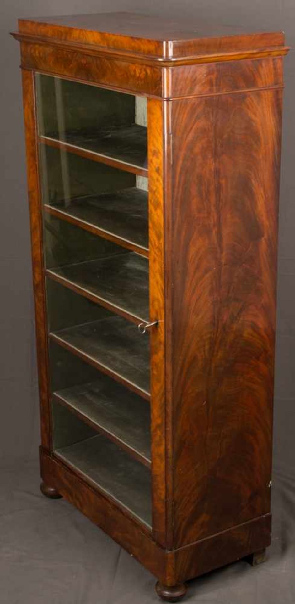 Seltenes Regal/Vitrine, Biedermeier deutsch um 1840/50, Eichenholzkorpus mit ausgesuchtem - Bild 8 aus 13