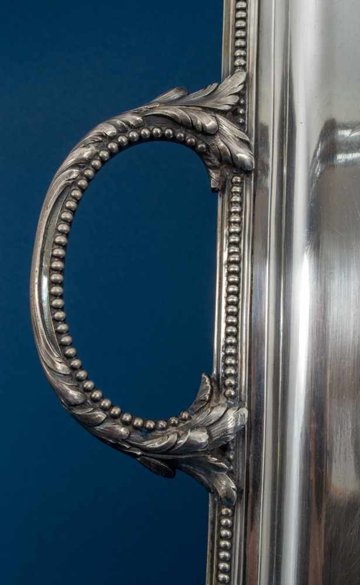 Großes, schweres Henkeltablett, 950er Silber, ca. 2000 gr., rechteckige Grundform, der leicht - Bild 5 aus 8