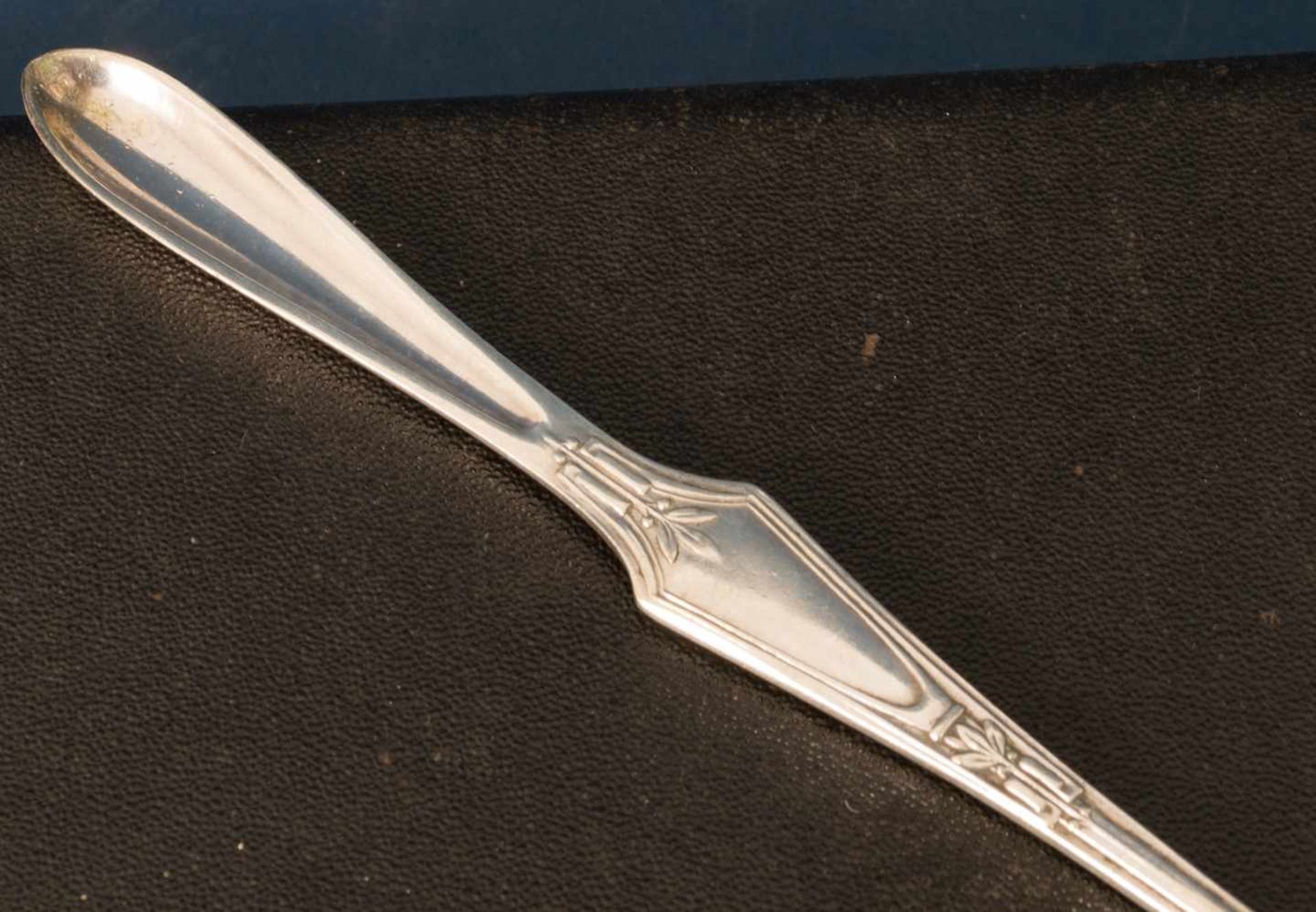 Folge von 6 Hummergabeln,Metall versilbert, um 1900, Länge je ca. 19,5 cm, versch. Erhalt, im Etui. - Bild 5 aus 6