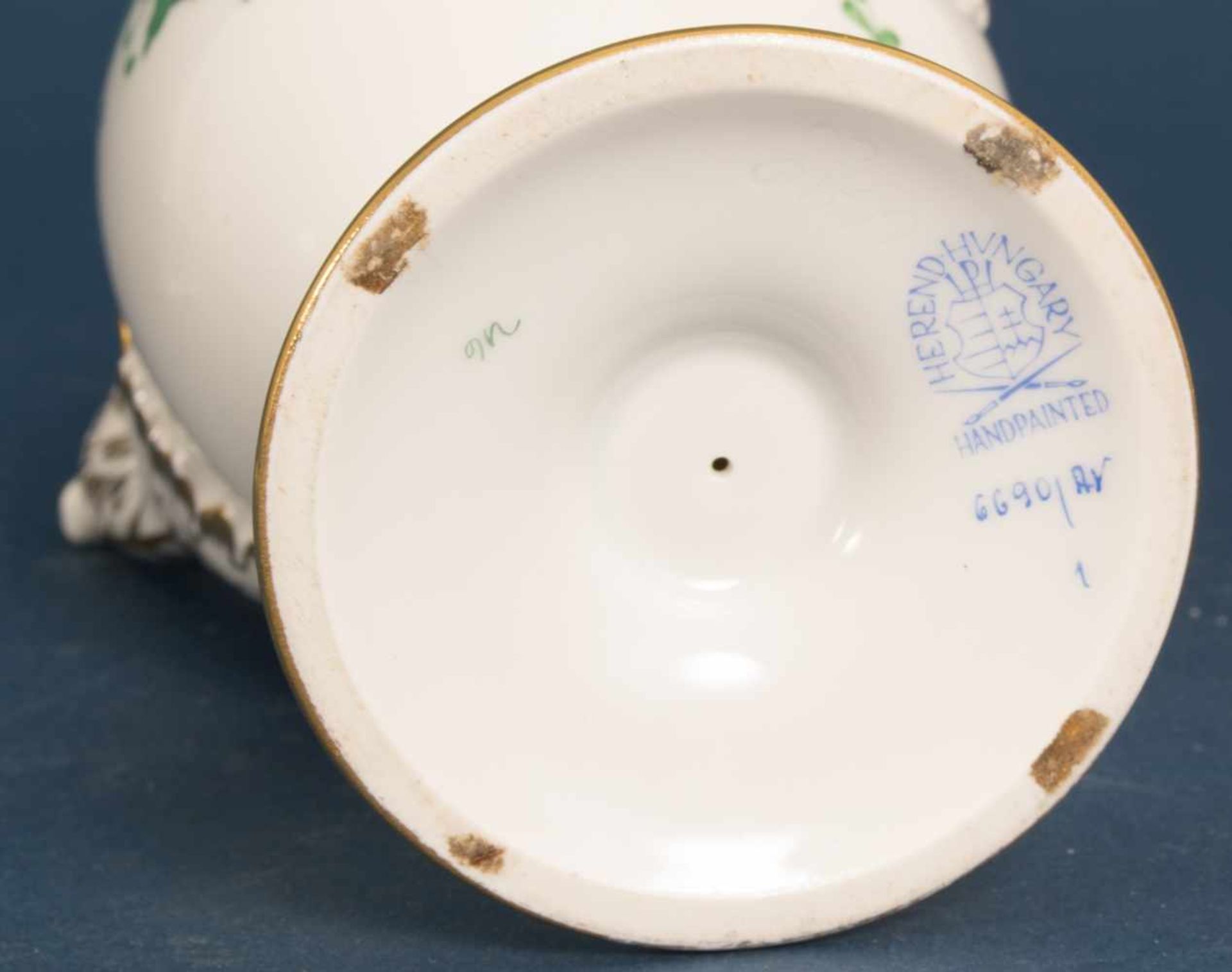 Dekorative Urnenhenkelvase. Herend Weißporzellan mit handgemaltem Apponyi-Dekor in Grüntönen & - Image 7 of 7