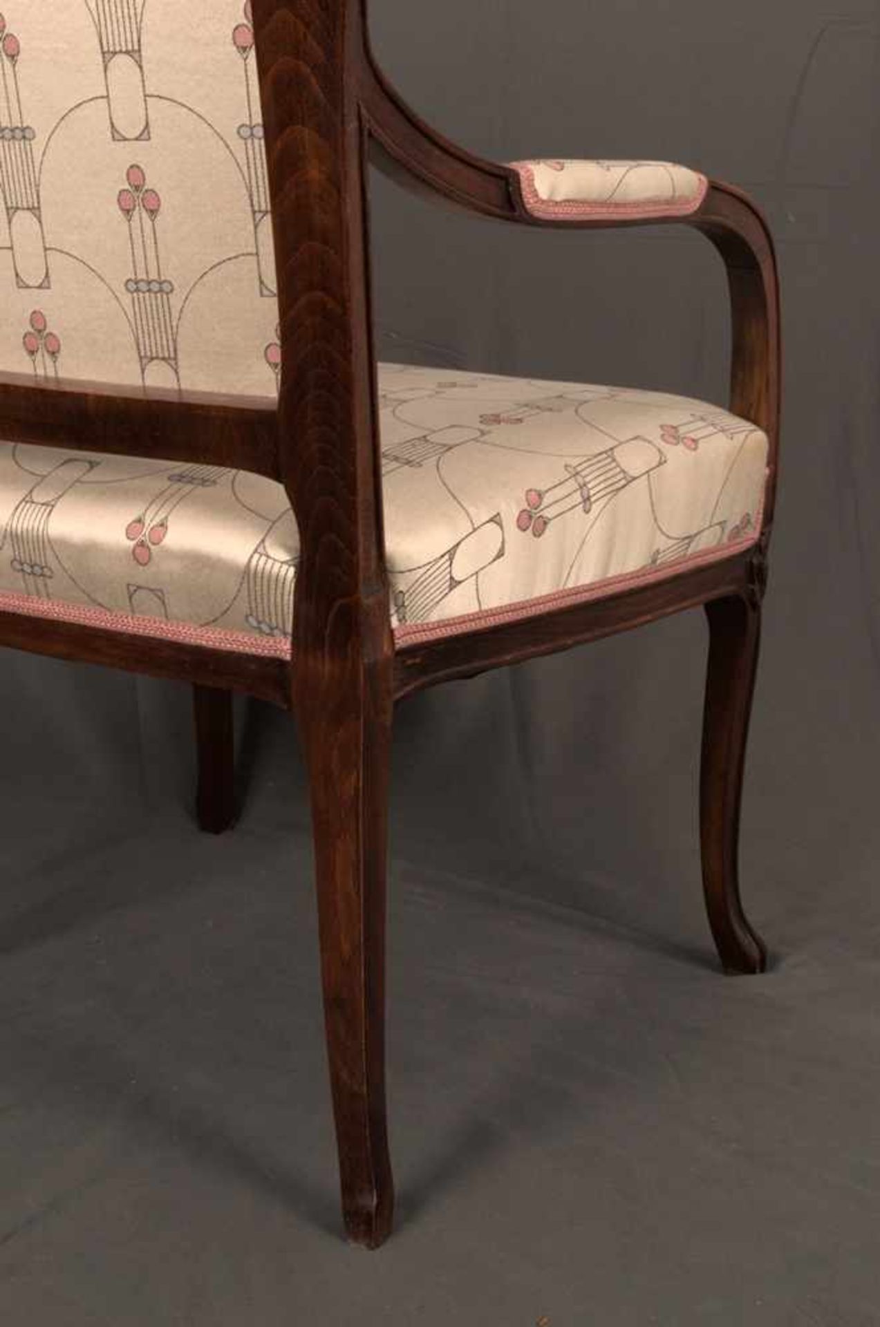 Formschöner Armlehnstuhl in Jugendstil-Manier. Massives Nussbaum Sitzmöbel mit weicher - Bild 12 aus 18