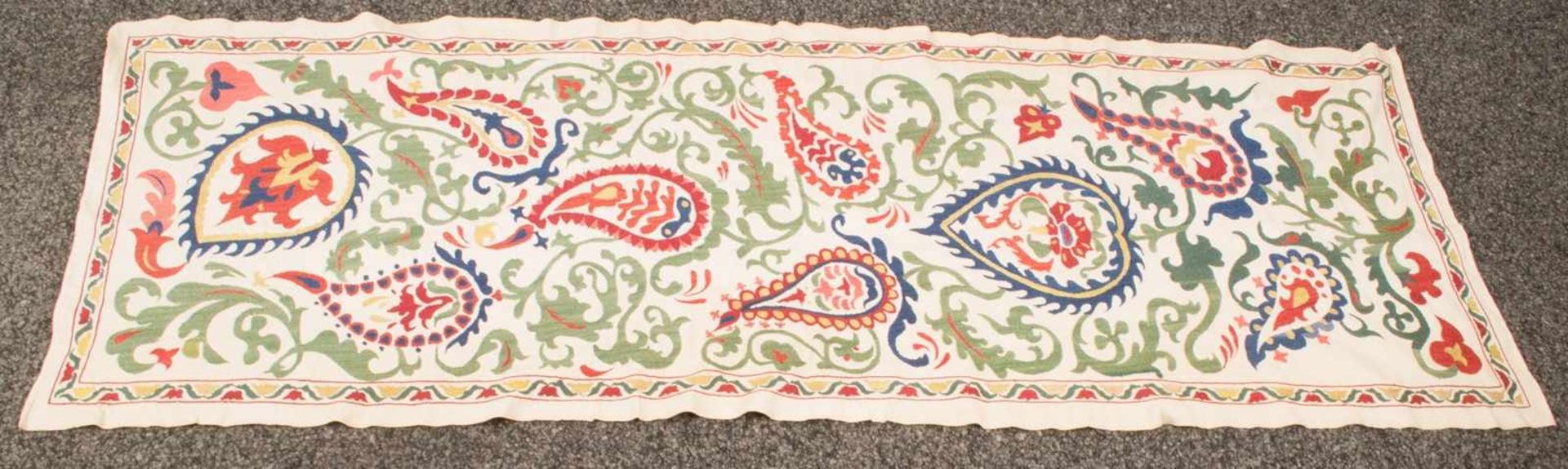 Schmale Suzani - Stickerei, Usbekistan, 20. Jhdt., ca. 189 x 66 cm.