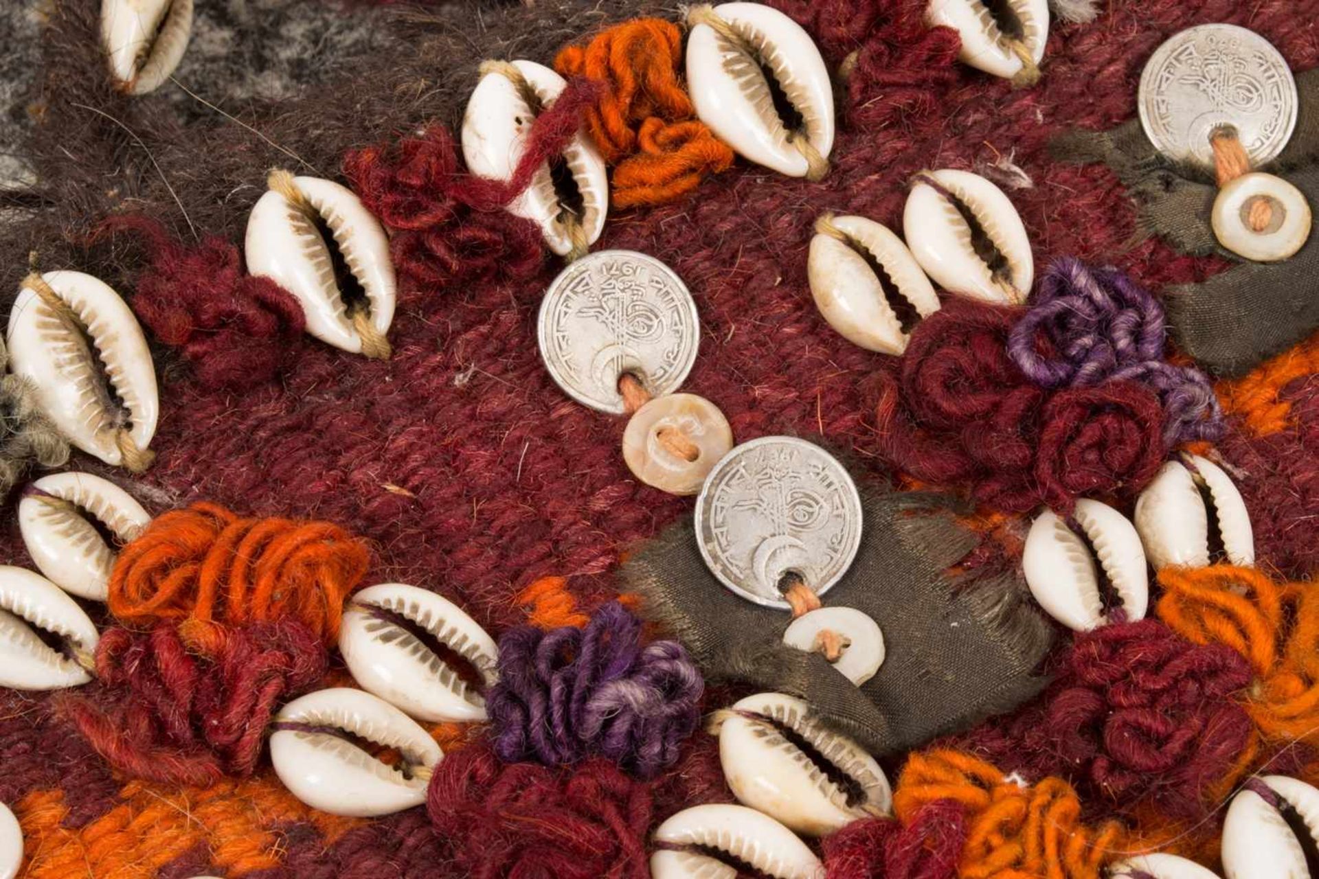 Ältere orientalische Kameltasche, üppig mit Muscheln & Münzen dekoriert, ca. 51 x 47 cm (zuzügl. - Bild 5 aus 9