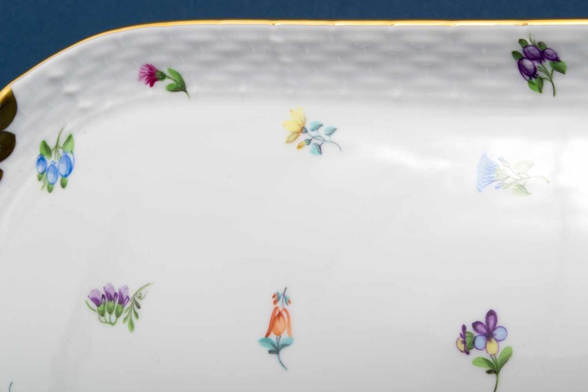 Längliches Kuchentablett, Herend Weißporzellan mit polychromer Blütenmalerei, plastischer - Bild 4 aus 6