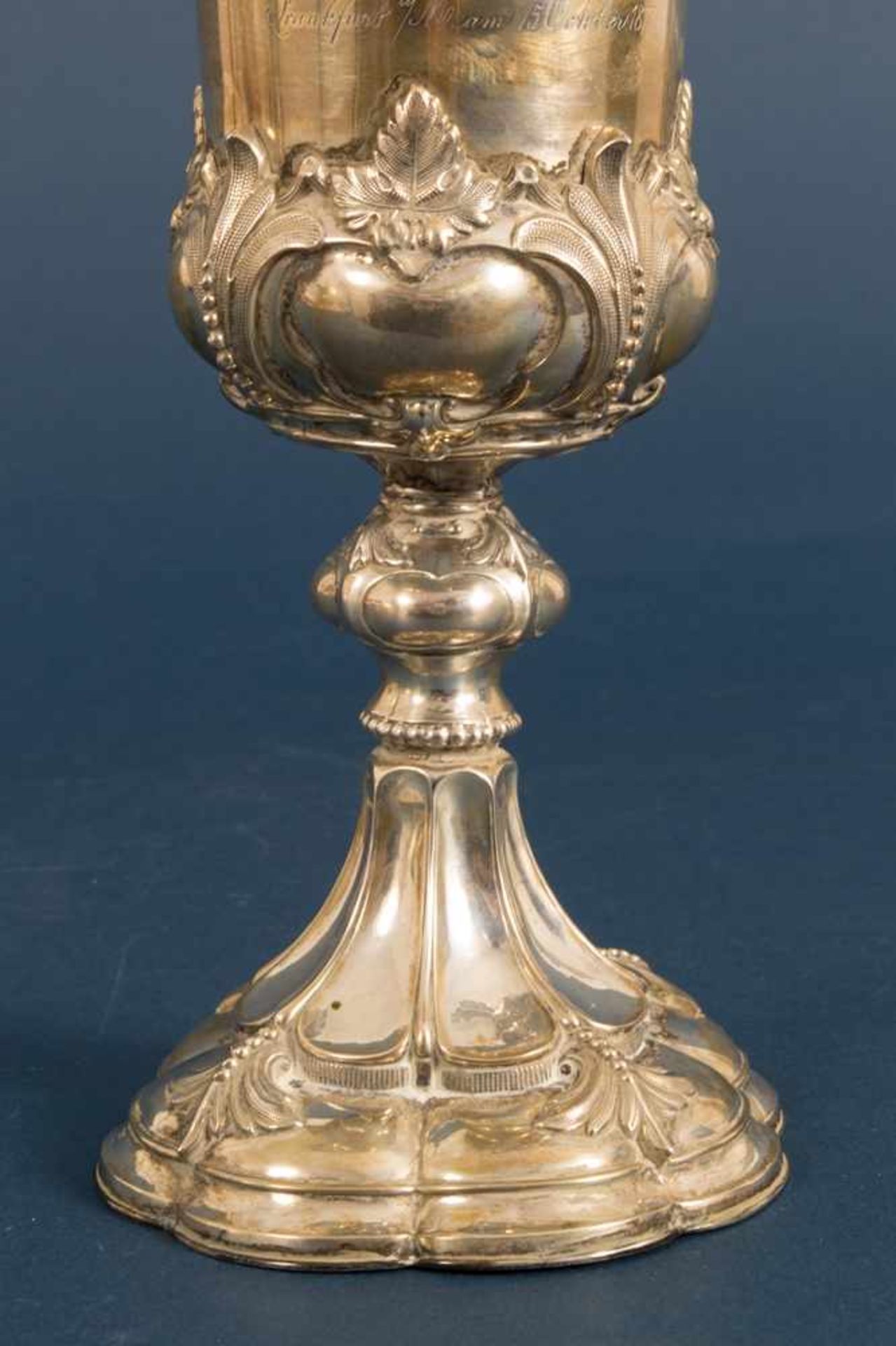 Silberpokal von 1877, "Herrn Carl Hegmann zur Feier 25jähriger Thätigkeit im Hause Mettenheimer & - Bild 6 aus 13