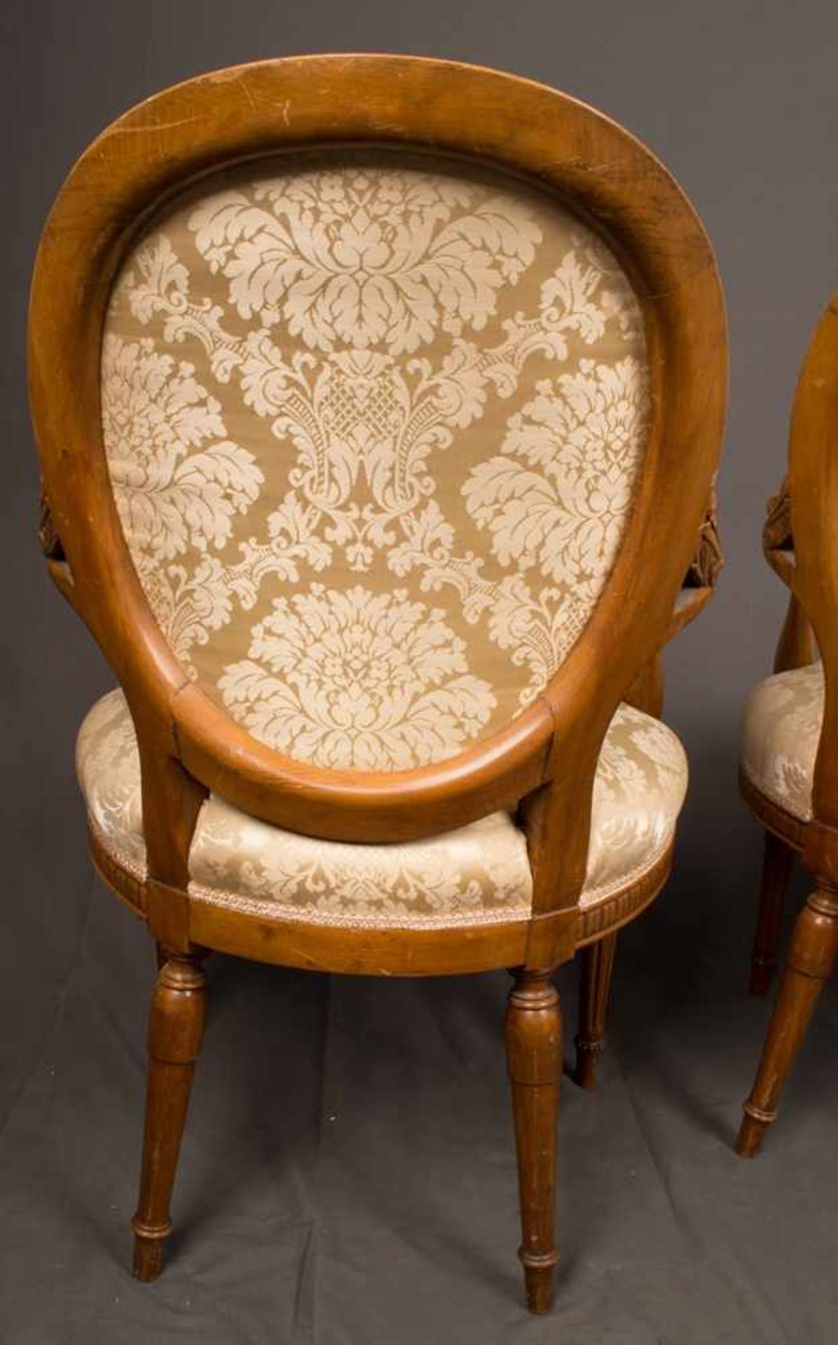 Paar feiner französischer Louis XVI Armlehnstühle, sog. "Fauteuils", nussbaumfarbenes Hartholz. Sitz - Bild 12 aus 21