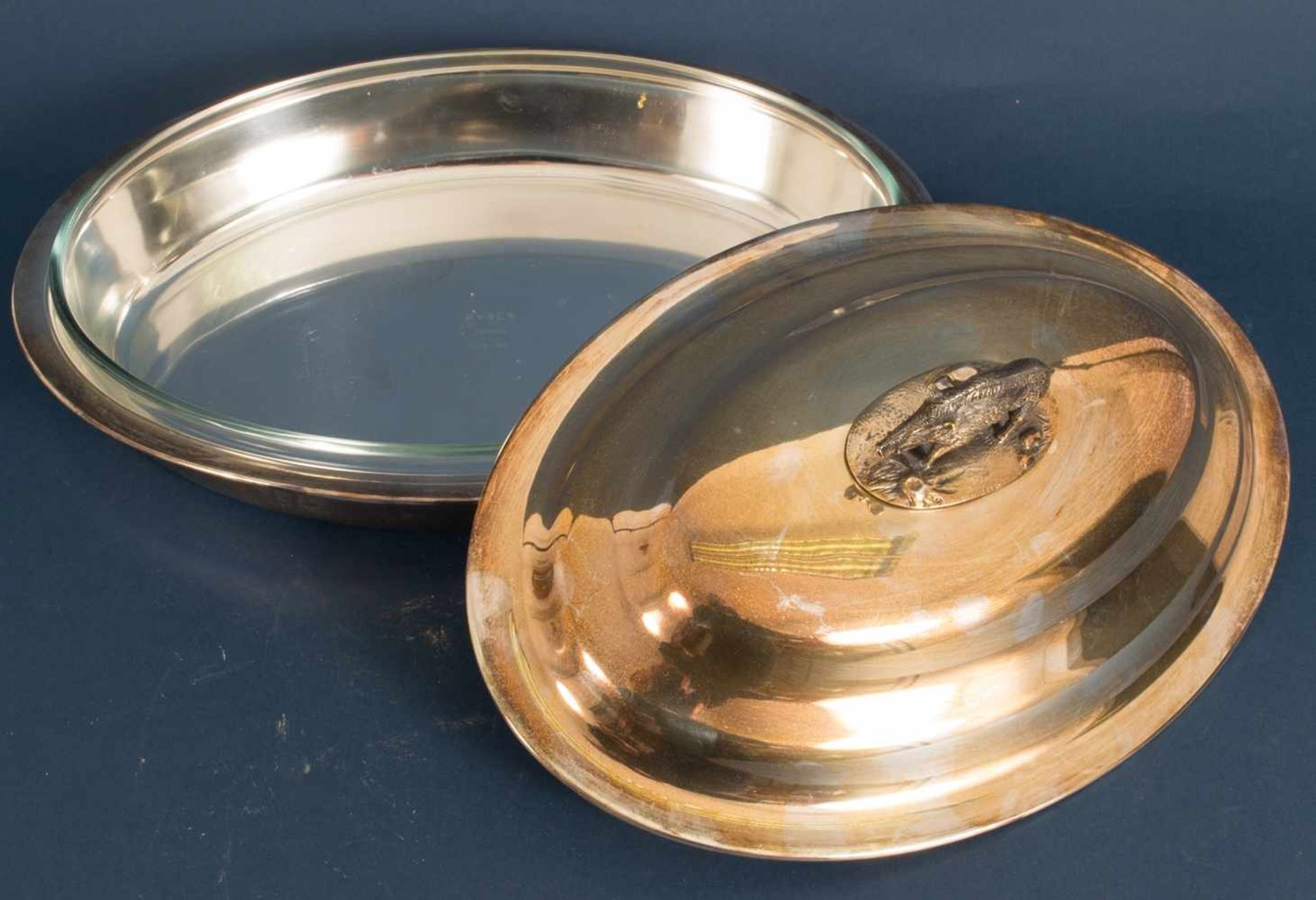 Ovale Deckelschale mit PYREX-Glaseinsatz, Deckel von "stehendem Keiler" bekrönt, Metall - Bild 5 aus 7