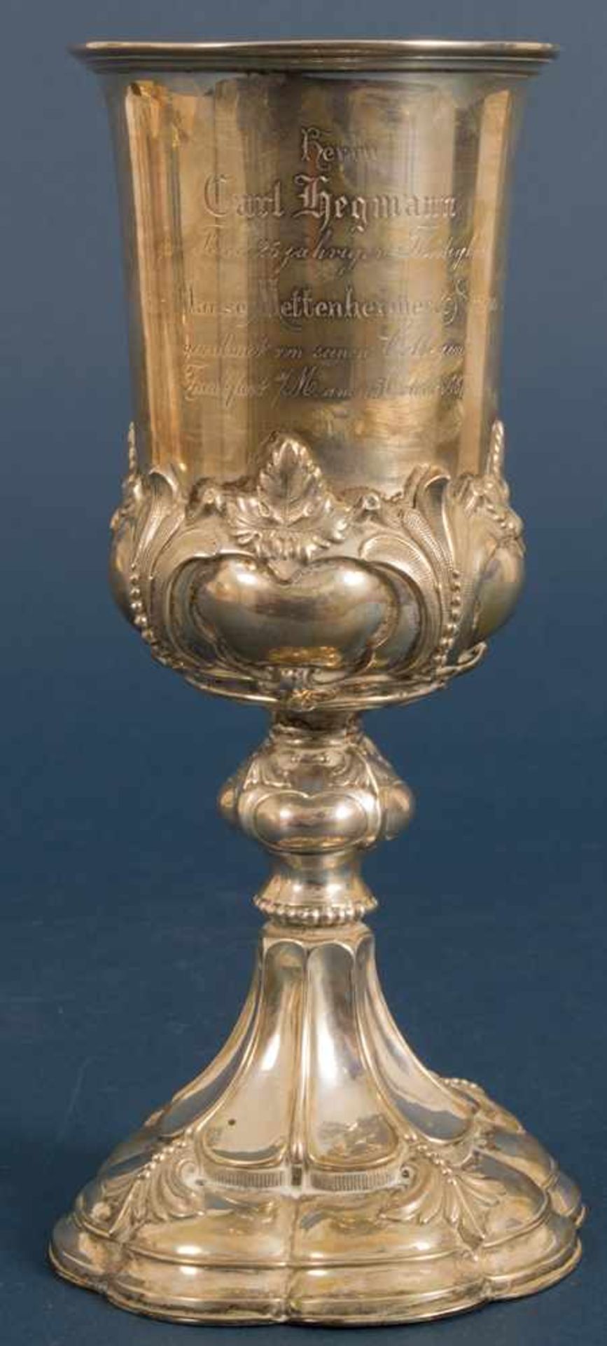 Silberpokal von 1877, "Herrn Carl Hegmann zur Feier 25jähriger Thätigkeit im Hause Mettenheimer & - Bild 5 aus 13