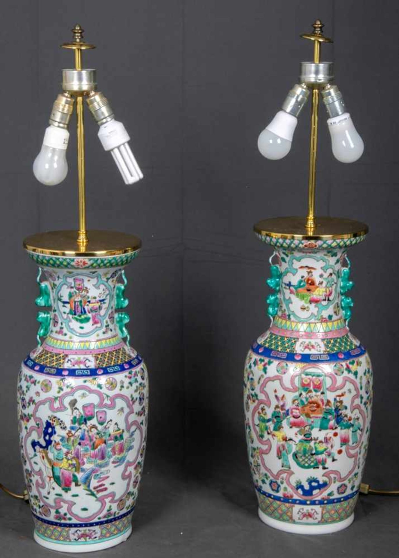 Paar dekorativer Tischlampen, hohe, bauchige Tischvasen, Weißporzellan mit polychromer - Bild 2 aus 13