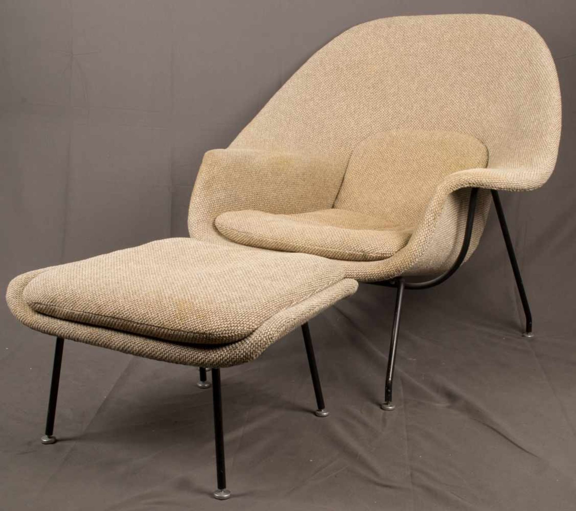 "WOMB" - Chair & Ottomane, designed by Eero Saarinen (1910 - 1961), Hersteller (wohl) Knoll