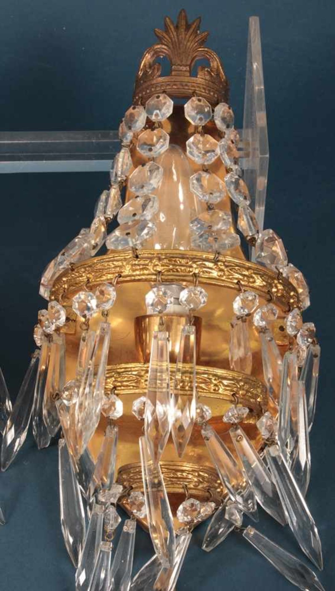 Paar einflammiger Wandlampen, Messing mit reichem Prismenbehang. Höhe ü. A. ca. 32 cm. - Bild 5 aus 7