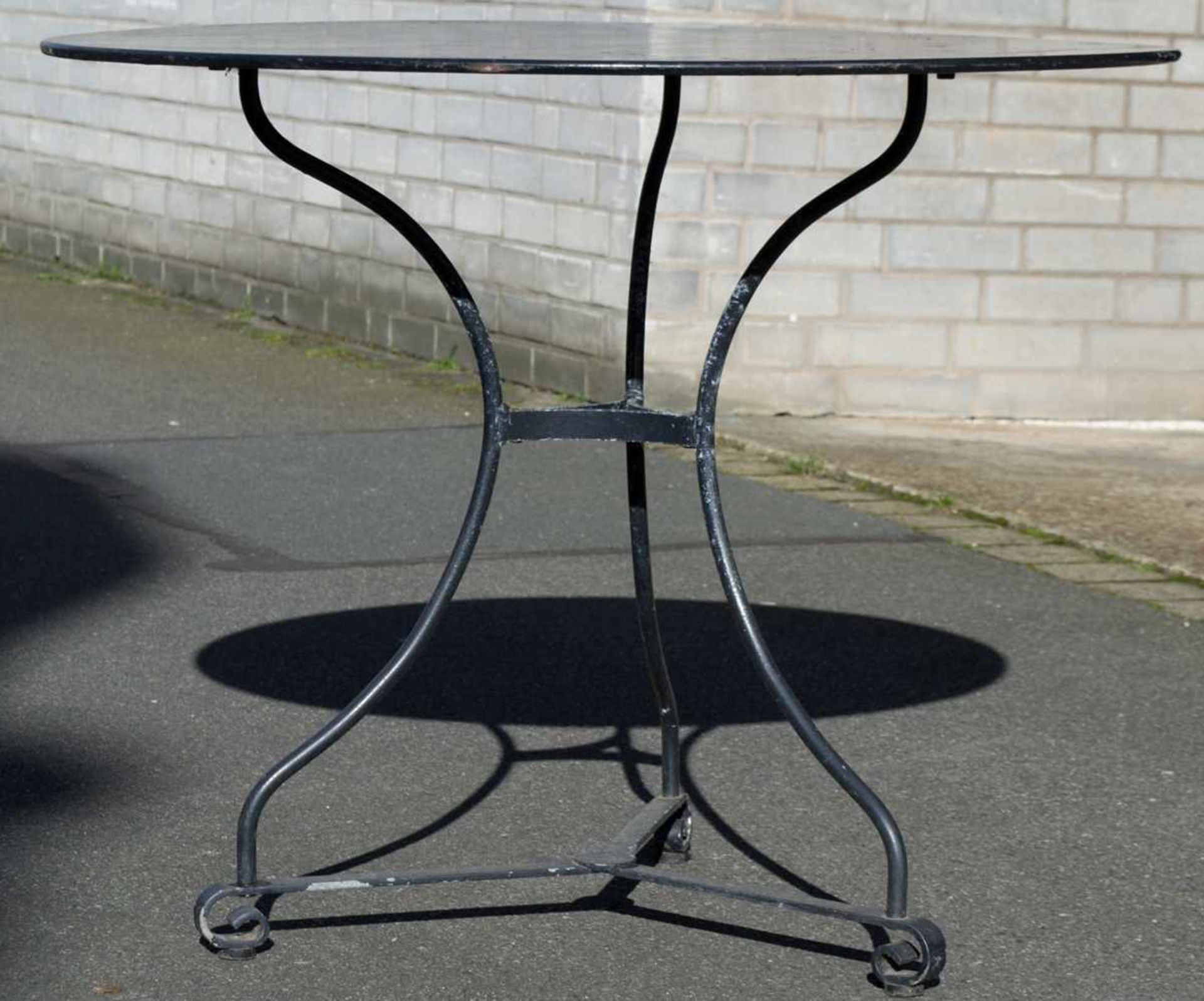 Runder Gartentisch, Eisen schwarzlackiert, Höhe ca. 72 cm, Durchmesser ca. 90 cm. Guter - Bild 4 aus 6