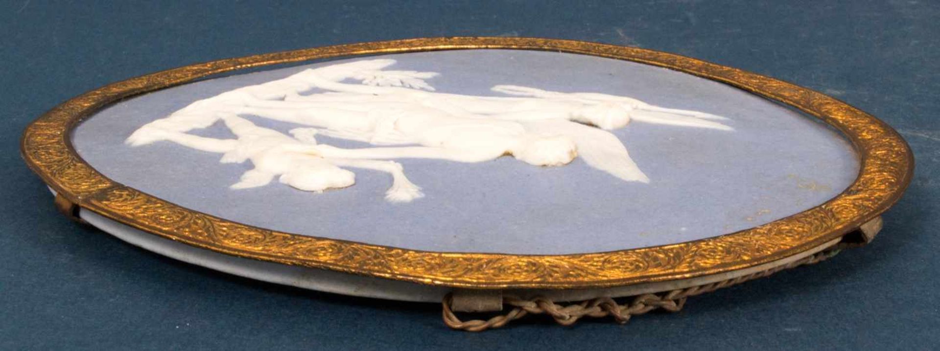 Ovales Bisquit-Porzellan Medaillon/Jasperware, ca. 16 x 13,5 cm, 19. Jhd., rückseitig mit Pseudo- - Bild 10 aus 10
