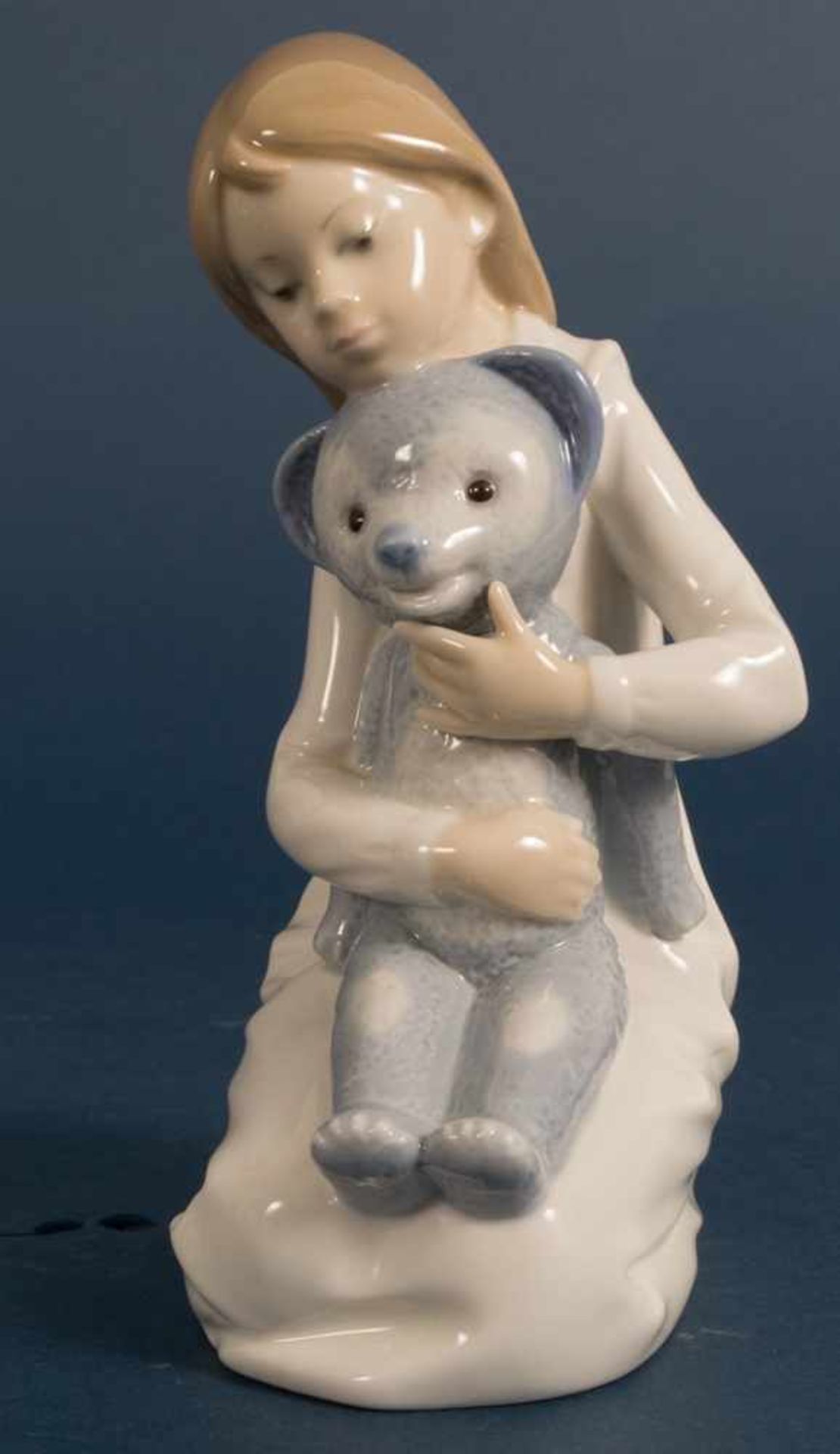 DAO - Porzellanfirgur "Mädchen mit Teddy". Höhe ca. 18 cm. Schöner Erhalt.