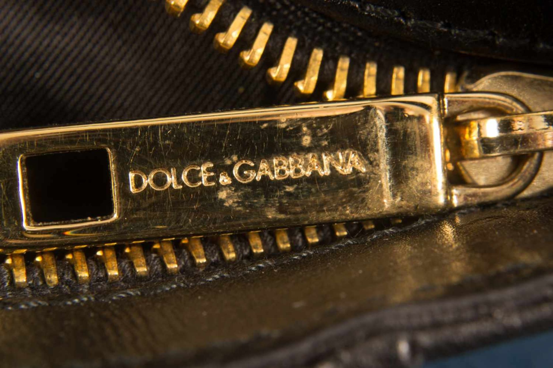 "DOLCE & GABBANA". Unterarmtasche/Clutsch, schwarzes Leder mit teilweise graviertem - Bild 7 aus 10