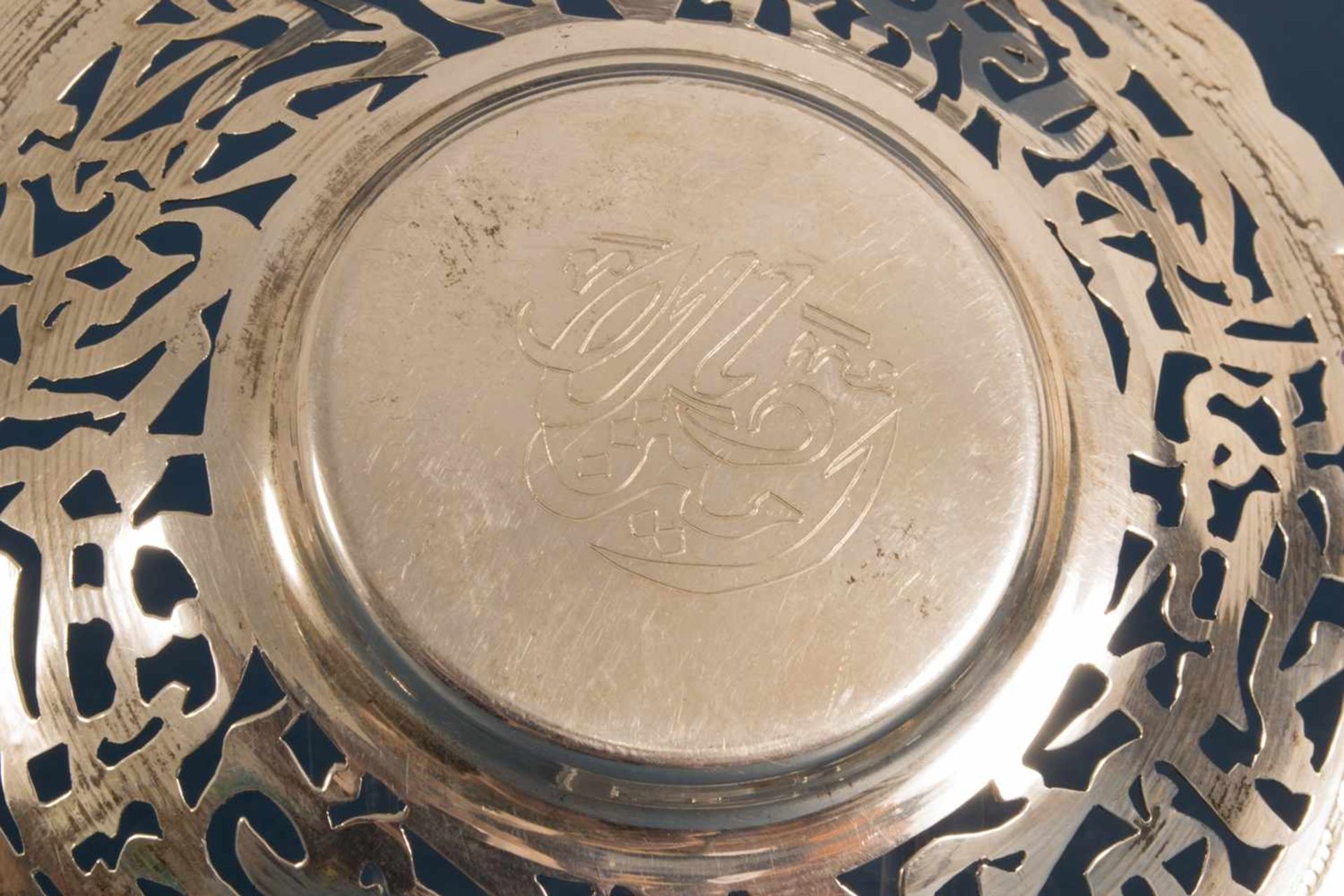 Arabischer/Ägyptischer Silberteller, durchbrochen gearbeiteter Rand mit Spruch/Zitat, Durchmesser - Bild 5 aus 7