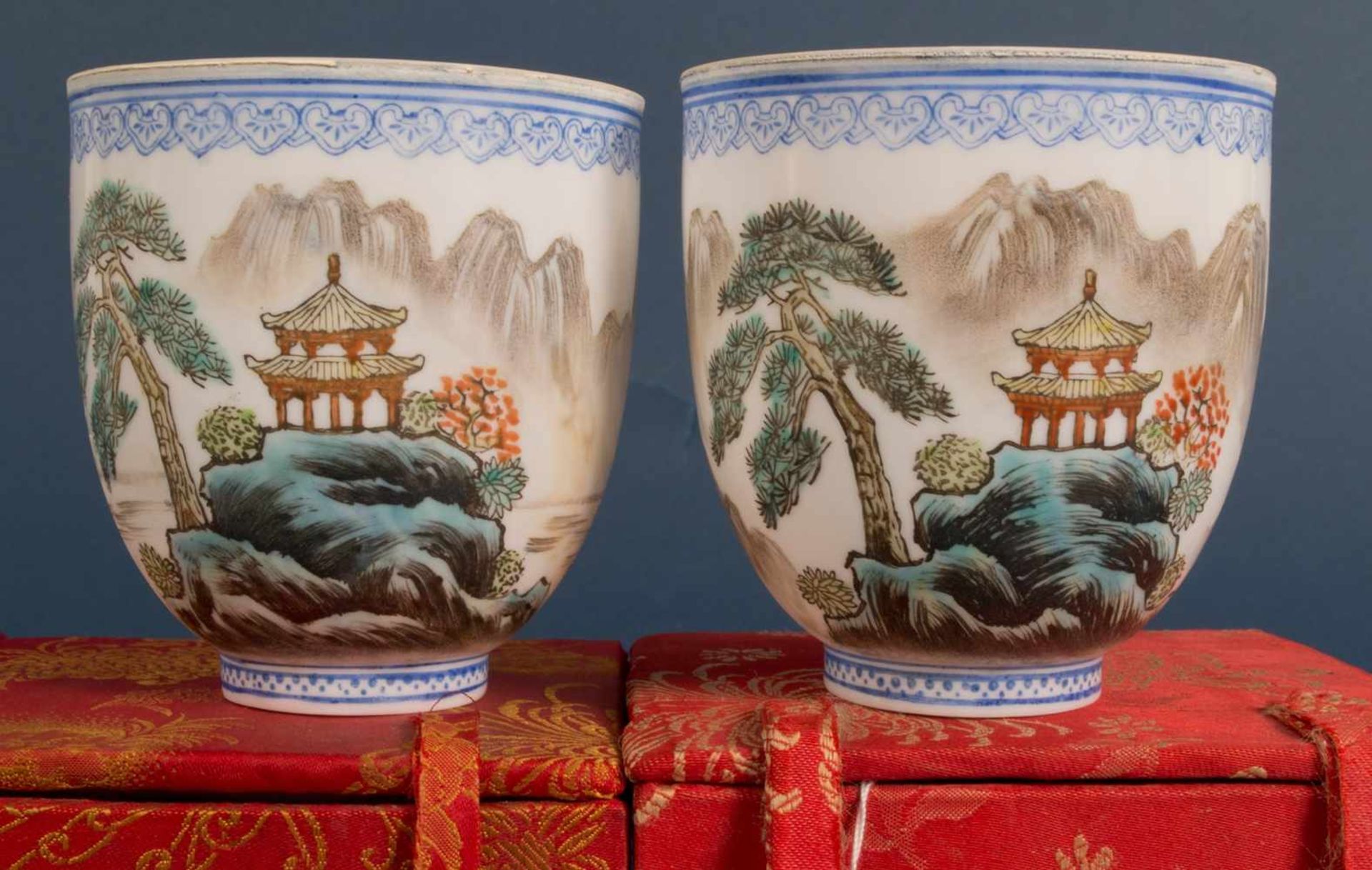 Paar Becher, Eierschalenporzellan (hauchdünn!) mit polychrom gemalter Landschaft, China Ende 20. - Bild 2 aus 6