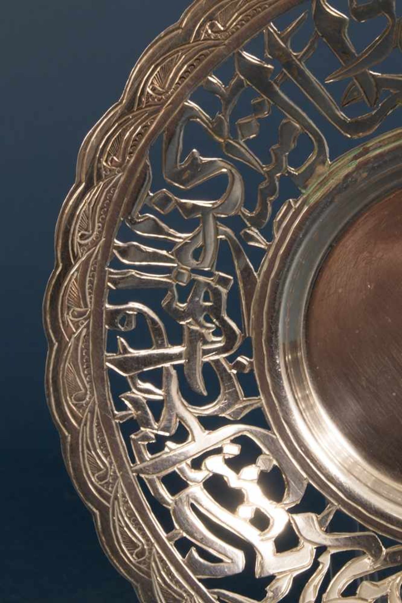 Arabischer/Ägyptischer Silberteller, durchbrochen gearbeiteter Rand mit Spruch/Zitat, Durchmesser - Bild 2 aus 7