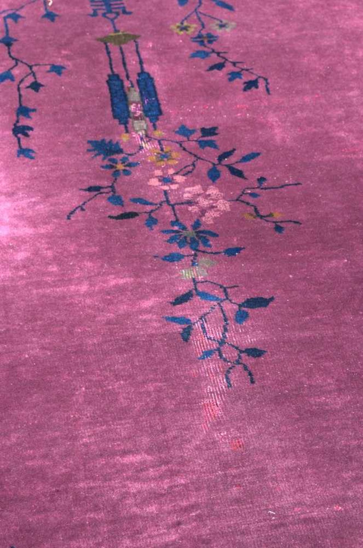Älterer China-Teppich, ca. 270 x 345 cm, wohl 1. Hälfte 20. Jhd., lilafarbender Teppich mit - Image 3 of 12