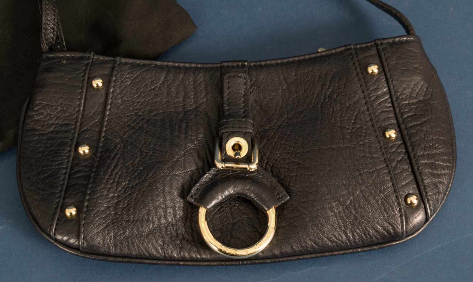 "DOLCE & GABBANA". Unterarmtasche/Clutsch, schwarzes Leder mit teilweise graviertem - Bild 3 aus 10