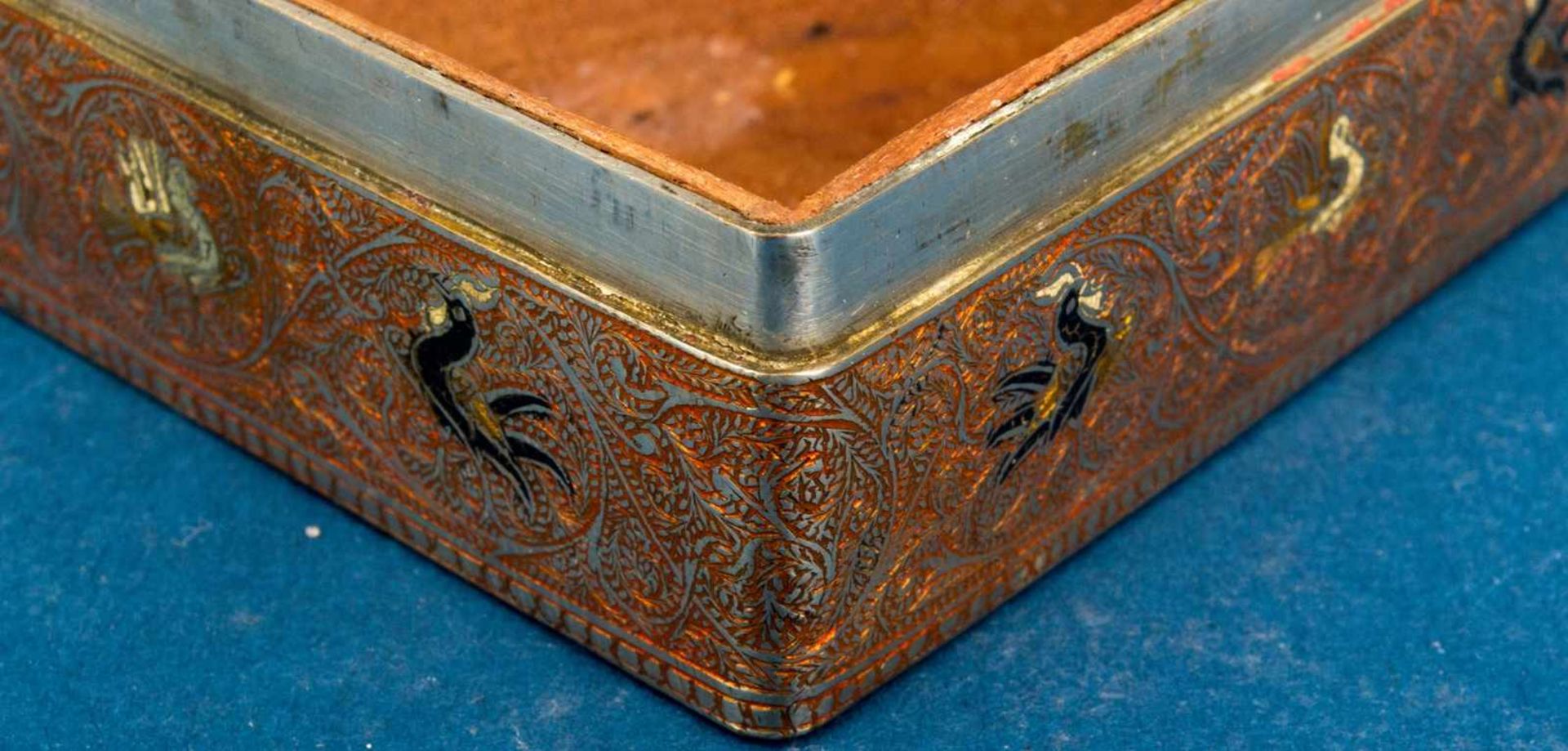 Tauschierte Eisendose mit arabischem Dekor. 20. Jhd. Ca. 3,2 x 8,5 x 8,5 cm. - Bild 12 aus 12