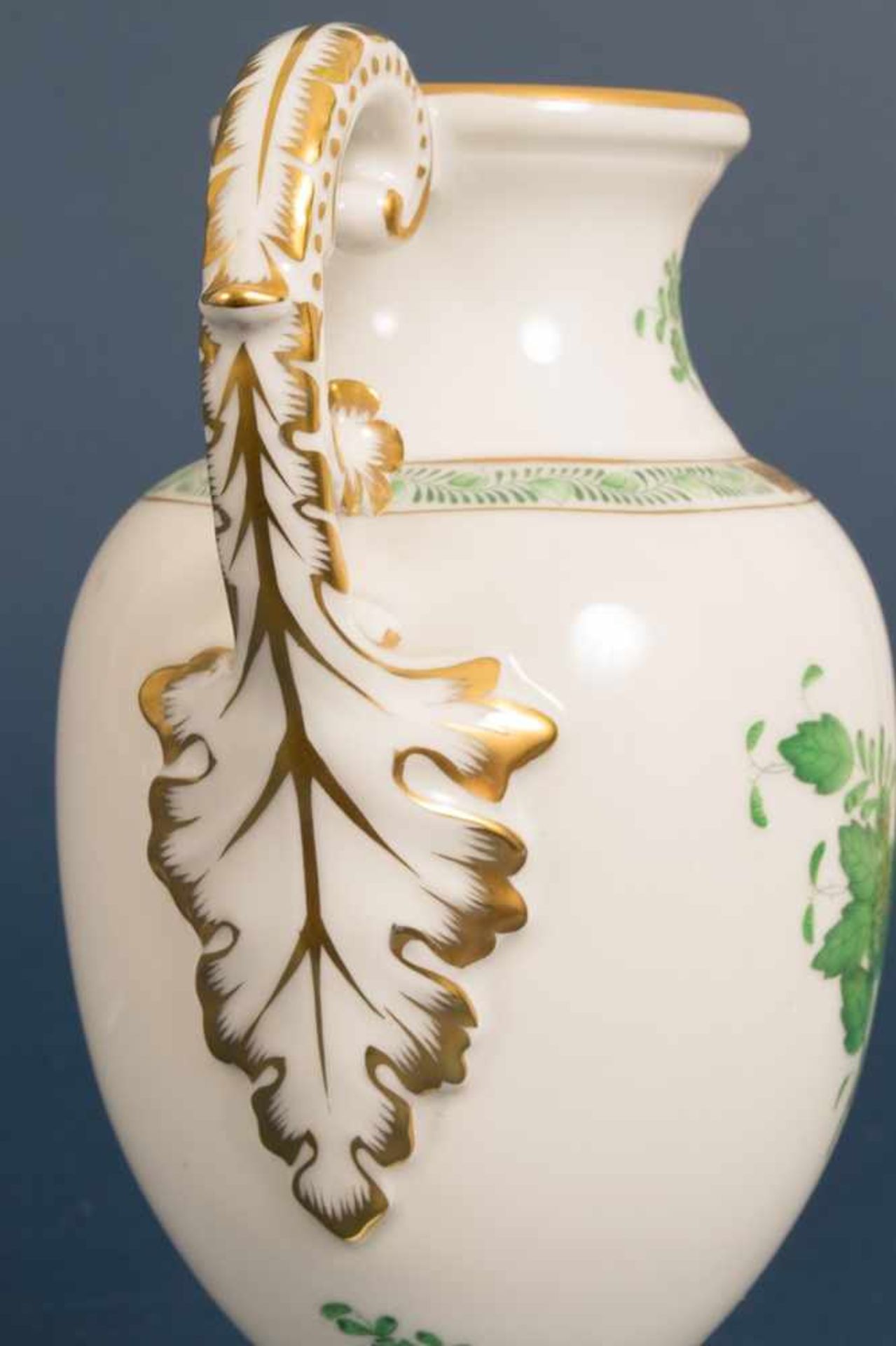 Dekorative Urnenhenkelvase. Herend Weißporzellan mit handgemaltem Apponyi-Dekor in Grüntönen & - Image 5 of 7