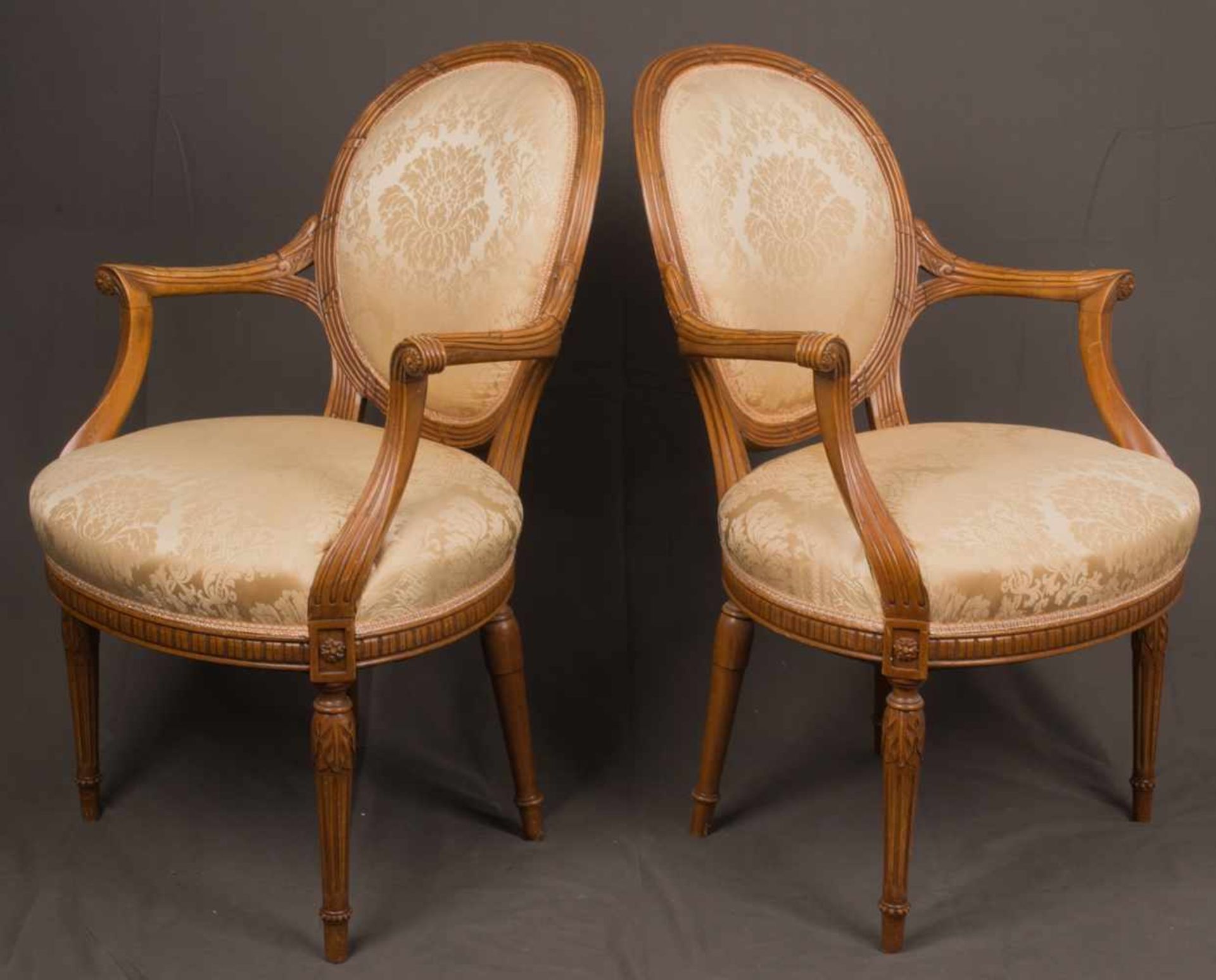 Paar feiner französischer Louis XVI Armlehnstühle, sog. "Fauteuils", nussbaumfarbenes Hartholz. Sitz - Bild 9 aus 21