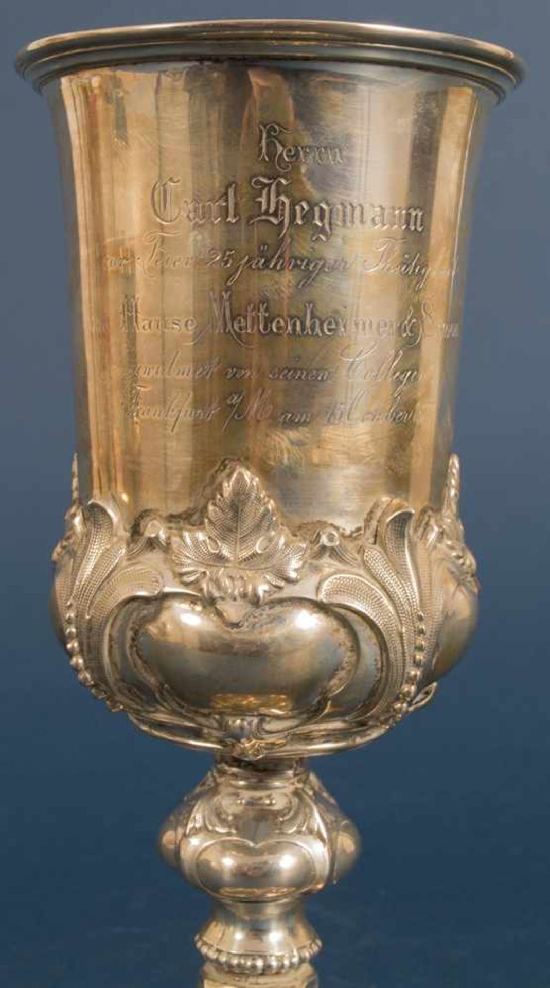 Silberpokal von 1877, "Herrn Carl Hegmann zur Feier 25jähriger Thätigkeit im Hause Mettenheimer & - Bild 2 aus 13