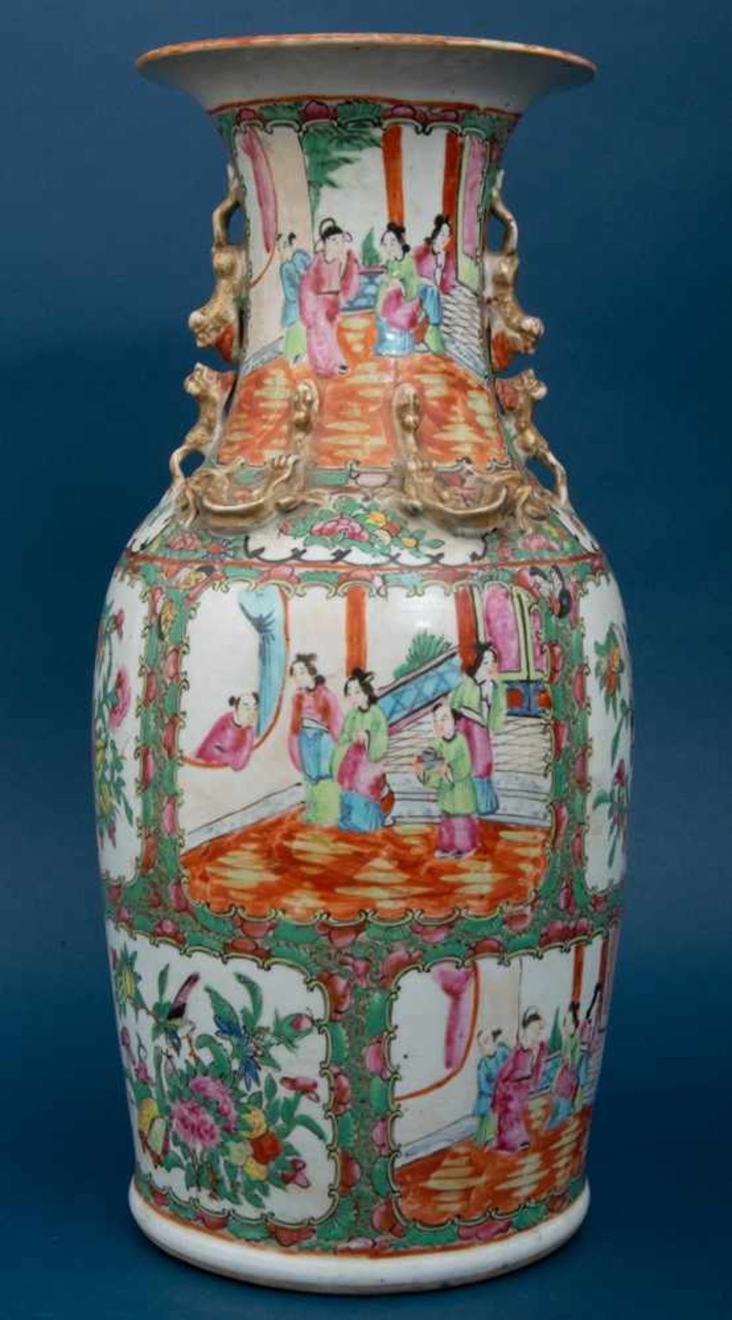 Zwei sehr ähnliche Vasen, China, Export-Porzellan (1 x) mit Pseudo-Kiang Xi 4Zeichen-Marke, um 1900. - Image 11 of 13