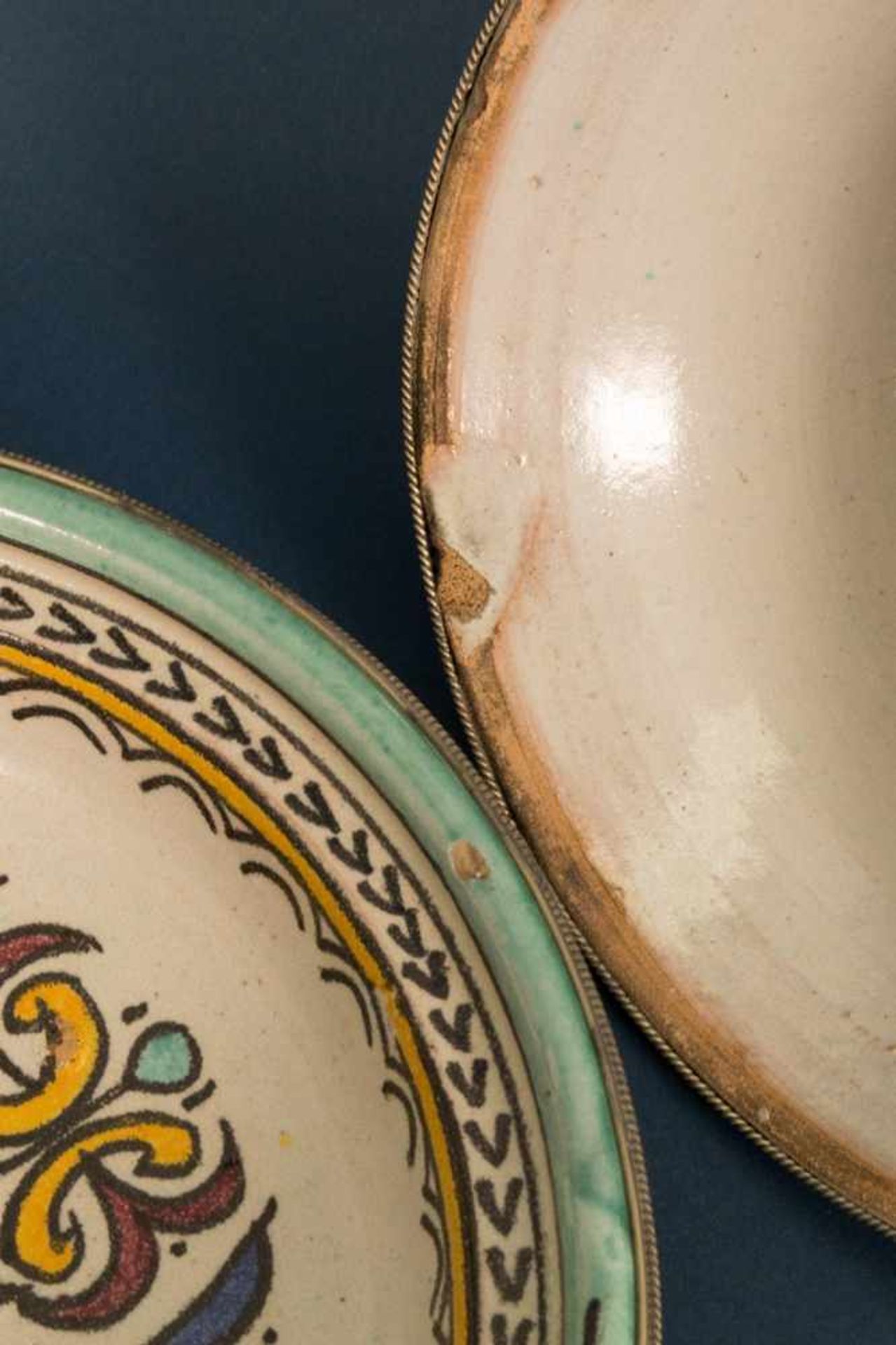 Orientalisches Deckelgefäß, polychrom staffierte, glasierte Keramik mit aufwändig gestaltetem, - Bild 8 aus 16