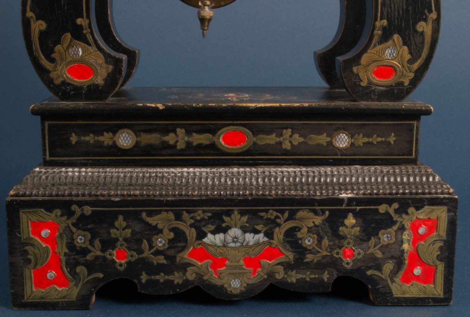 Antike Kaminuhr/ Pendule. Ebonisiertes Holzgehäuse, prächtig mit teils fertigen Dekoren eingelegt. - Bild 4 aus 15