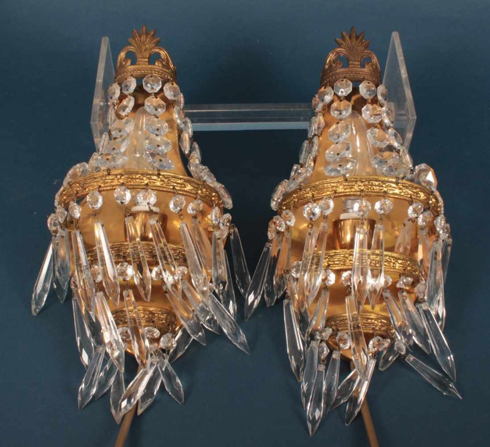Paar einflammiger Wandlampen, Messing mit reichem Prismenbehang. Höhe ü. A. ca. 32 cm.
